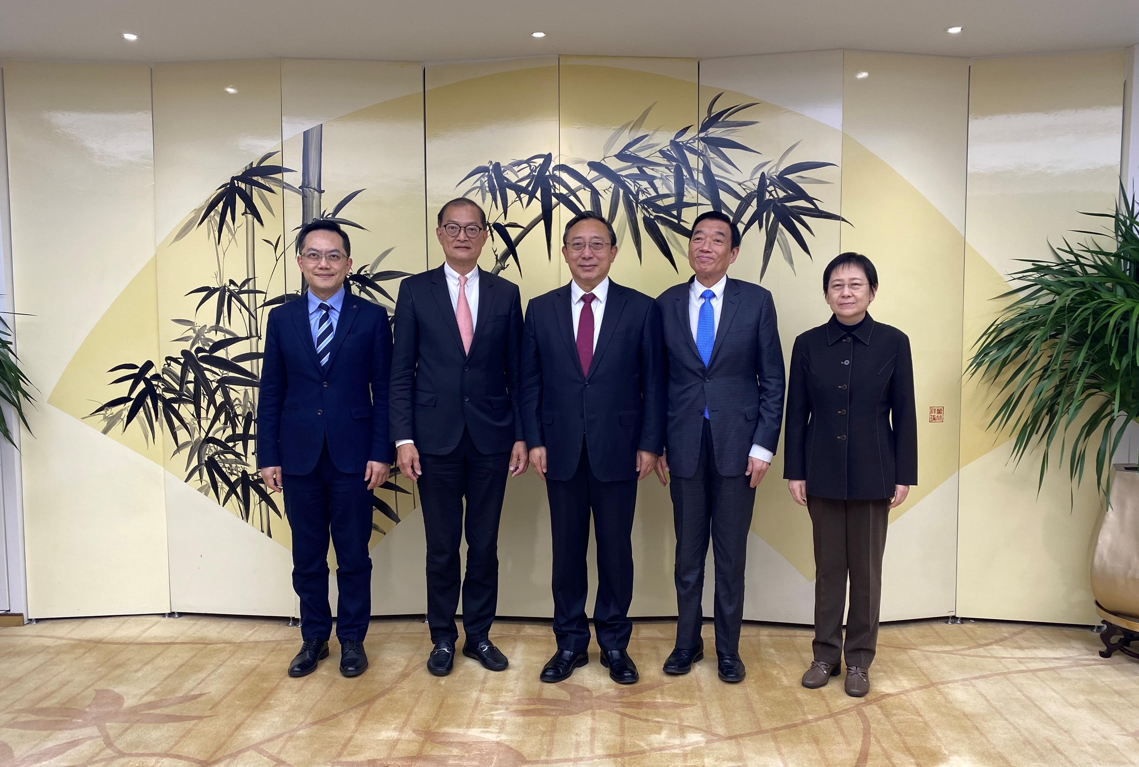 The Secretary for Health, Professor Lo Chung-mau, and his delegation called on the National Health Commission (NHC) today (March 16). Photo shows Professor Lo (second left); the Vice-minister of the NHC, Mr Cao Xuetao (centre); the Director General of the Office of Hong Kong, Macao and Taiwan Affairs of the NHC, Ms Zhang Yang (first right); the Director of Health, Dr Ronald Lam (first left); and the Chairman of the Hospital Authority, Mr Henry Fan (second right).