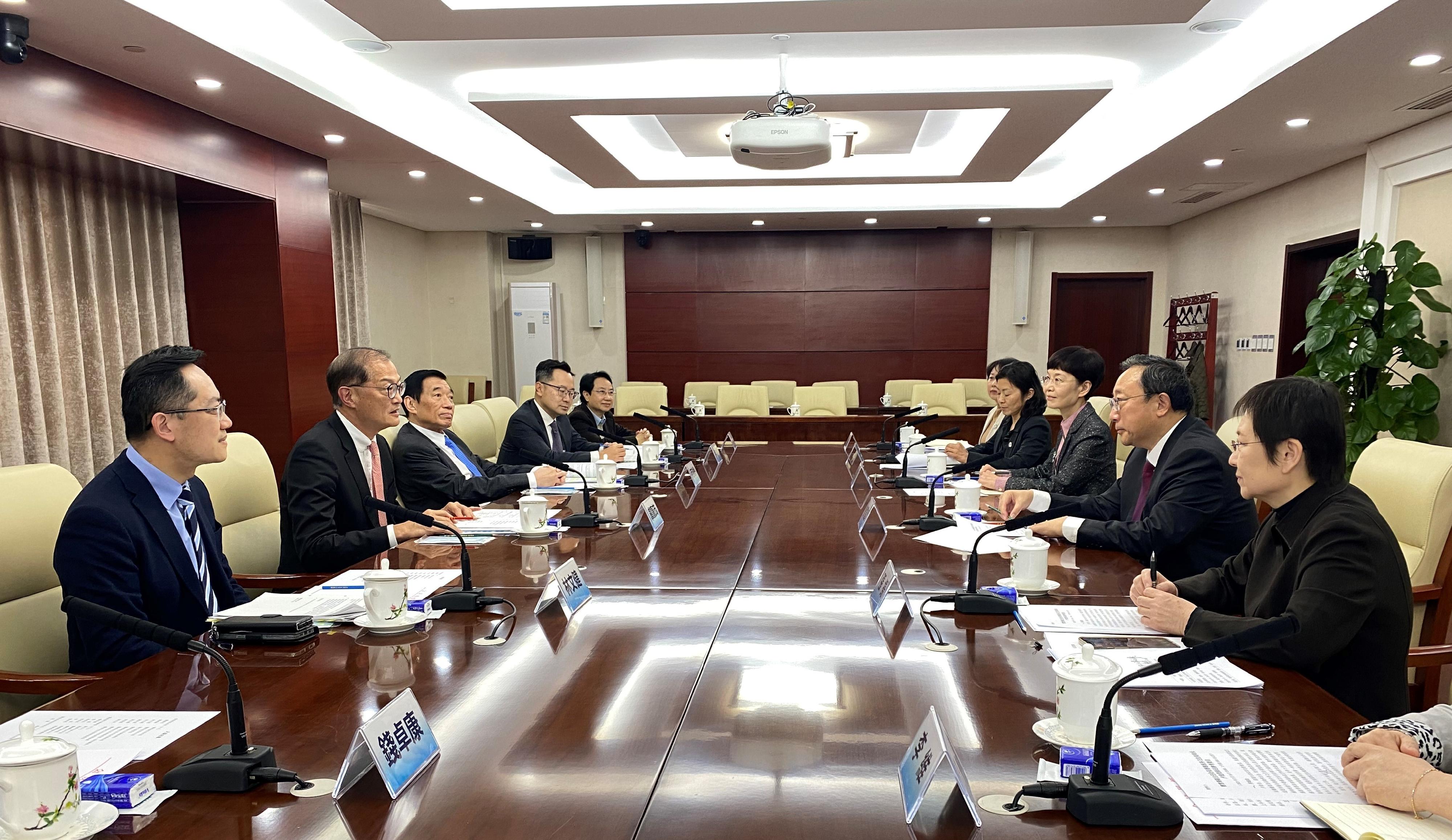 The Secretary for Health, Professor Lo Chung-mau and his delegation called on the National Health Commission (NHC) today (March 16). Photo shows Professor Lo (second left) in a meeting with the Vice-minister of the NHC, Mr Cao Xuetao (second right), with the Director General of the Office of Hong Kong, Macao and Taiwan Affairs of the NHC, Ms Zhang Yang (first right); the Director of Health, Dr Ronald Lam (first left); Deputy Secretary for Health Mr Eddie Lee (fourth left); and the Chairman of the Hospital Authority, Mr Henry Fan (third left) in attendance.