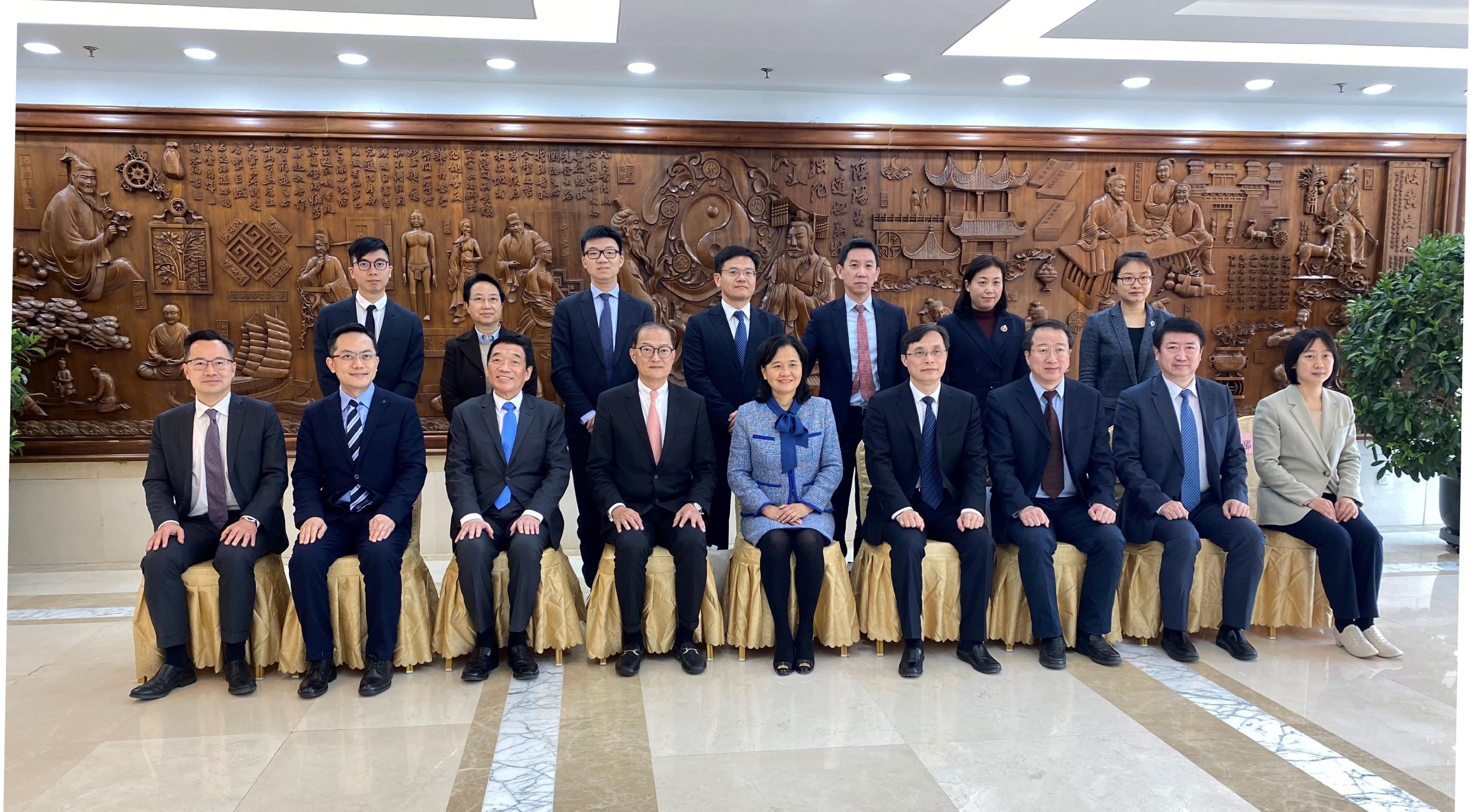 The Secretary for Health, Professor Lo Chung-mau and his delegation called on the National Administration of Traditional Chinese Medicine (NATCM) today (March 16). Photo shows Professor Lo (front row, fourth left); the Party Secretary and Vice Commissioner of the NATCM, Professor Yu Yanhong (front row, fifth left); Vice Commissioner of the NATCM, Professor Huang Luqi (front row, fourth right); the Director of Health, Dr Ronald Lam (front row, second left); Deputy Secretary for Health Mr Eddie Lee (front row, first left); the Chairman of the Hospital Authority, Mr Henry Fan (front row, third left), and other attendees of the meeting.