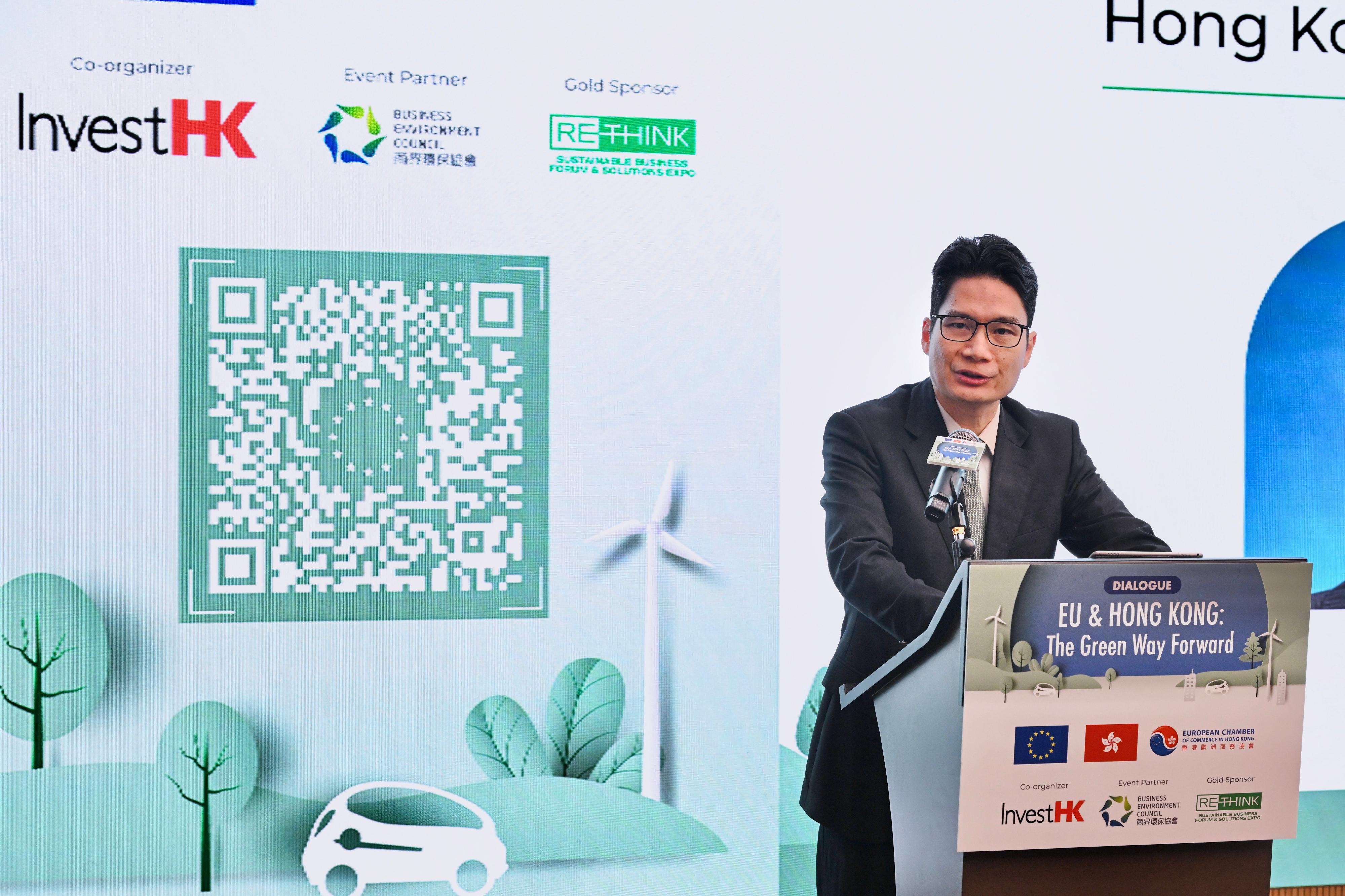 The Acting Secretary for Financial Services and the Treasury, Mr Joseph Chan, speaks at the "EU and Hong Kong: The Green Way Forward" forum today (March 16).
