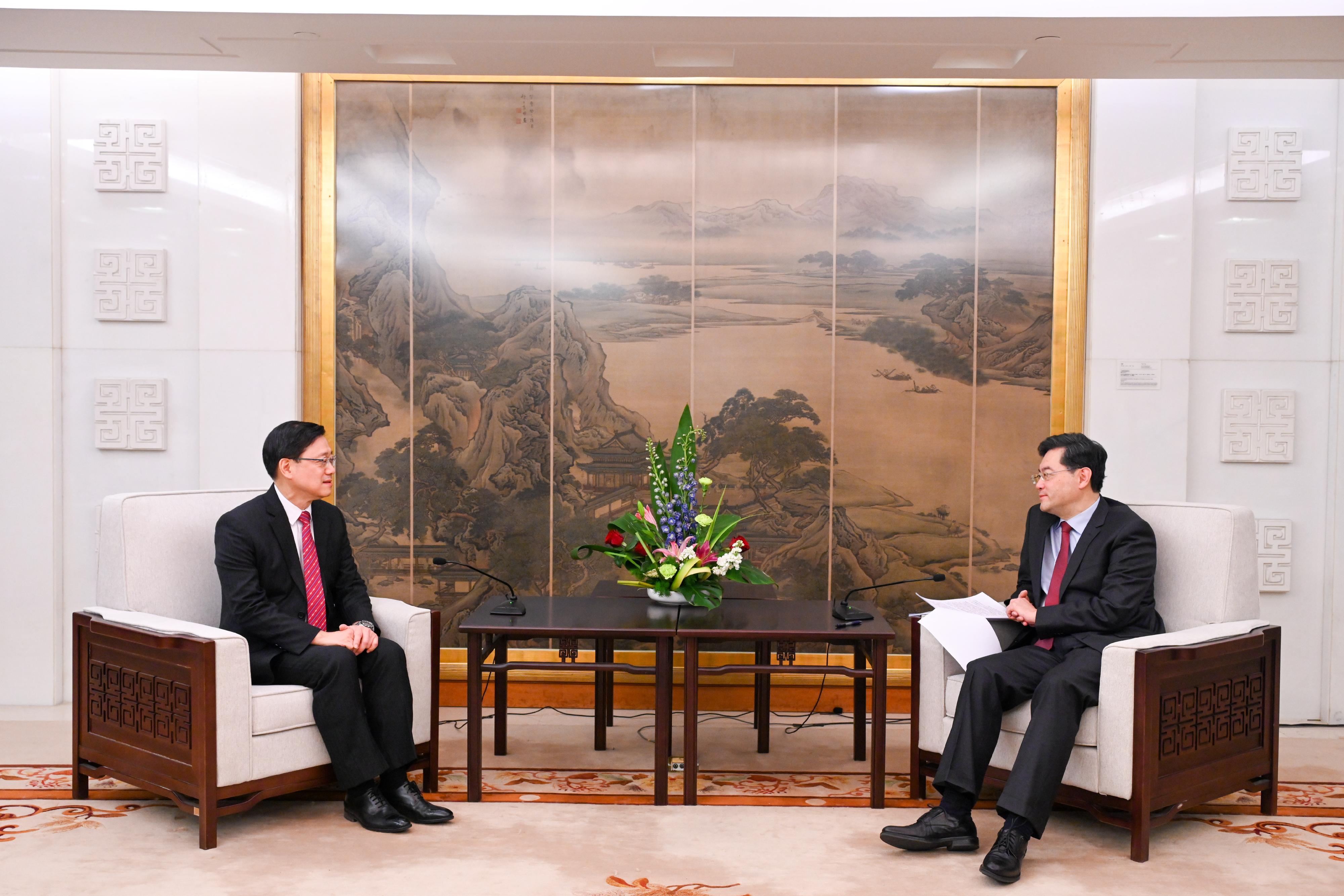 行政長官李家超（左）今日（三月十六日）上午在北京與國務委員兼外交部部長秦剛（右）會面。