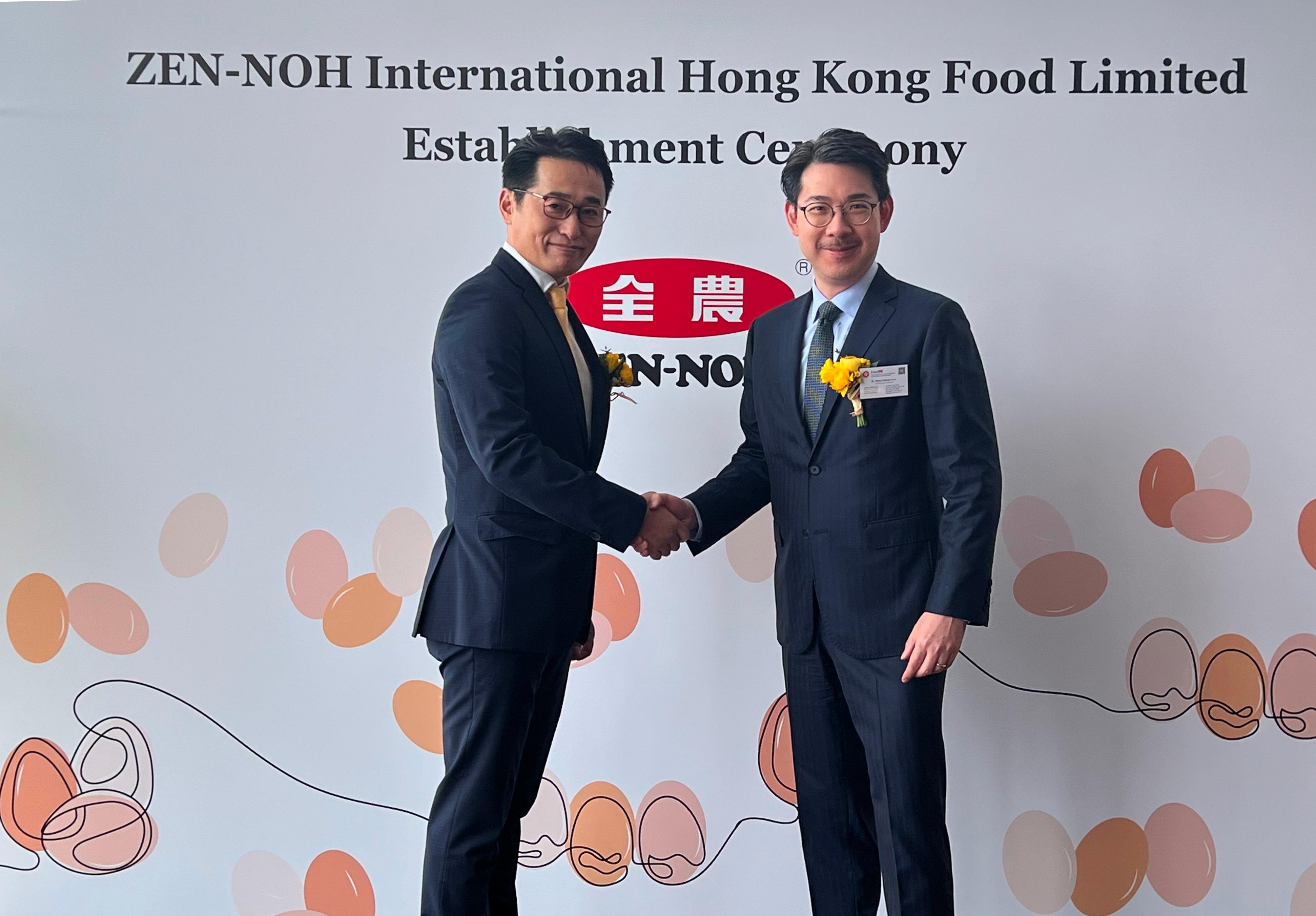 A Japanese agricultural and livestock products exporter, ZEN-NOH International Corporation, opened a food factory in Hong Kong today (March 17) that produces processed egg products to meet the growing demand for egg dishes from local sushi chains and restaurants. Photo shows the Associate Director-General of Investment Promotion, Dr Jimmy Chiang (right), and the Managing Director of ZEN-NOH International Hong Kong Food Limited, Mr Michihiro Kanetsuki, at the opening ceremony. 