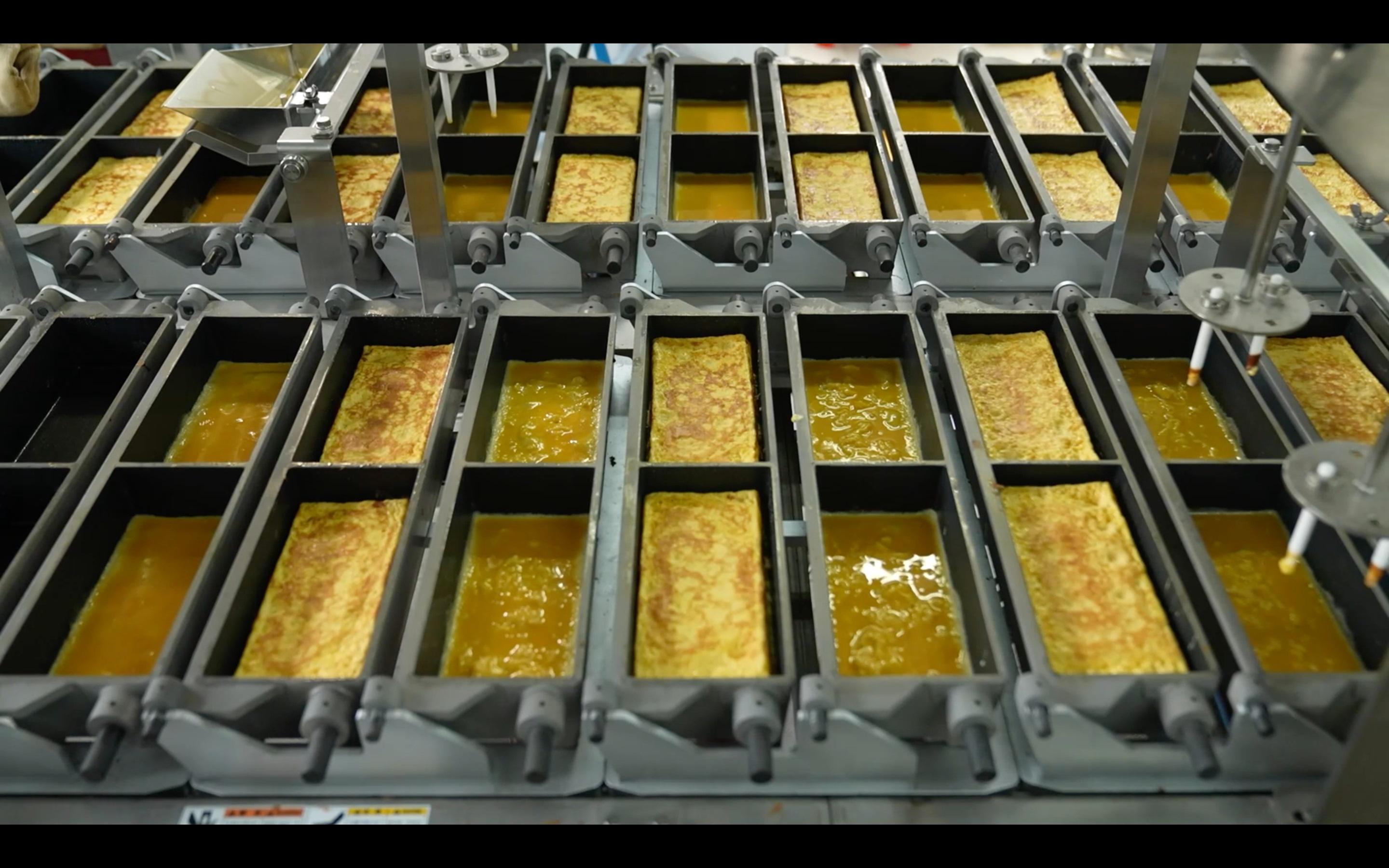 A Japanese agricultural and livestock products exporter, ZEN-NOH International Corporation, opened a food factory in Hong Kong today (March 17) that produces processed egg products to meet the growing demand for egg dishes from local sushi chains and restaurants. Photo shows the food factory in Kwai Chung producing grilled eggs.