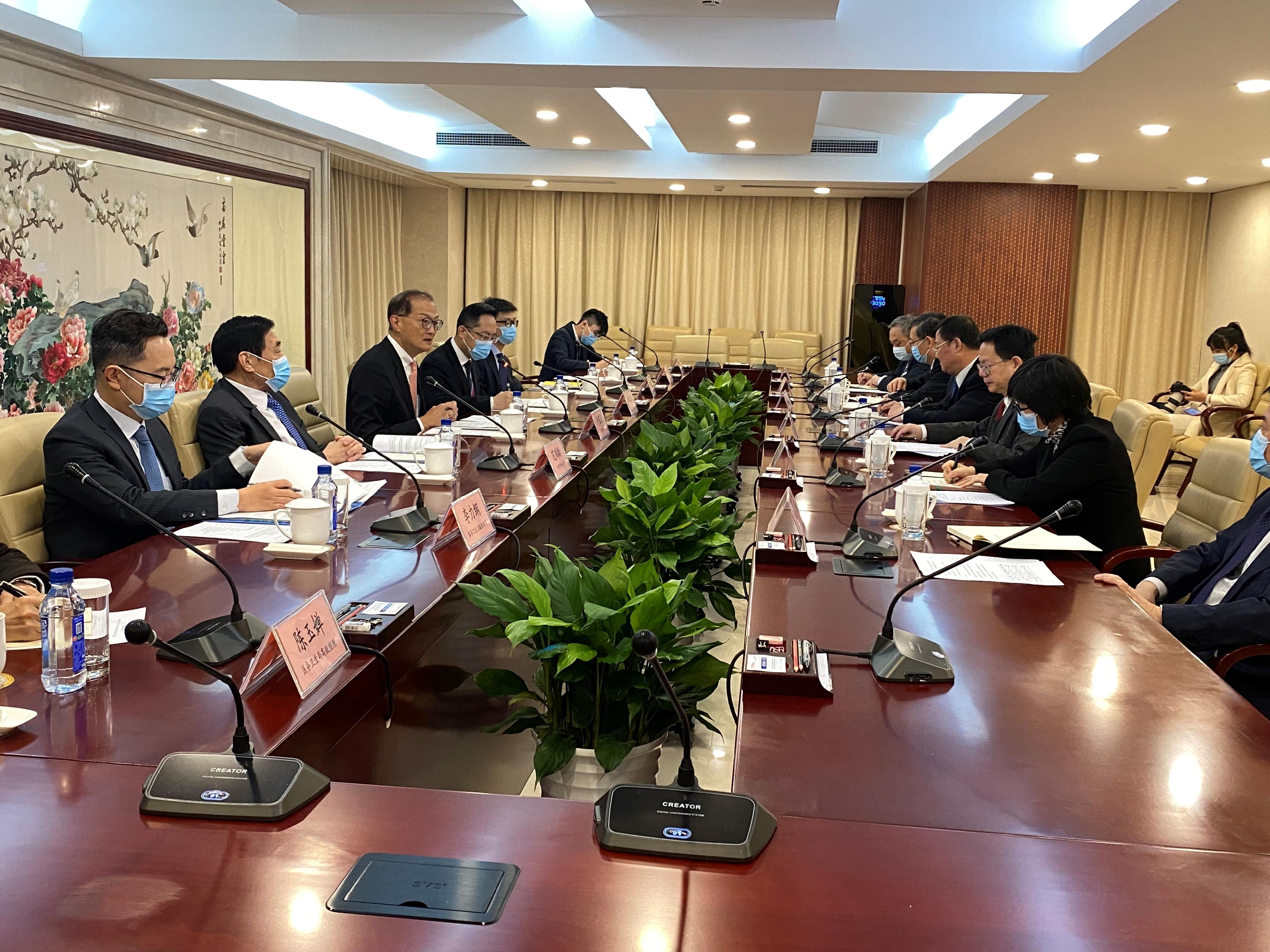 The Secretary for Health, Professor Lo Chung-mau, and his delegation visited the National Medical Products Administration (NMPA) today (March 17). Photo shows Professor Lo (third left) in a meeting with NMPA Deputy Commissioner Mr Zhao Junning (third right), with the Director of Health, Dr Ronald Lam (fourth left); Deputy Secretary for Health Mr Eddie Lee (first left); and the Chairman of the Hospital Authority, Mr Henry Fan (second left), in attendance.