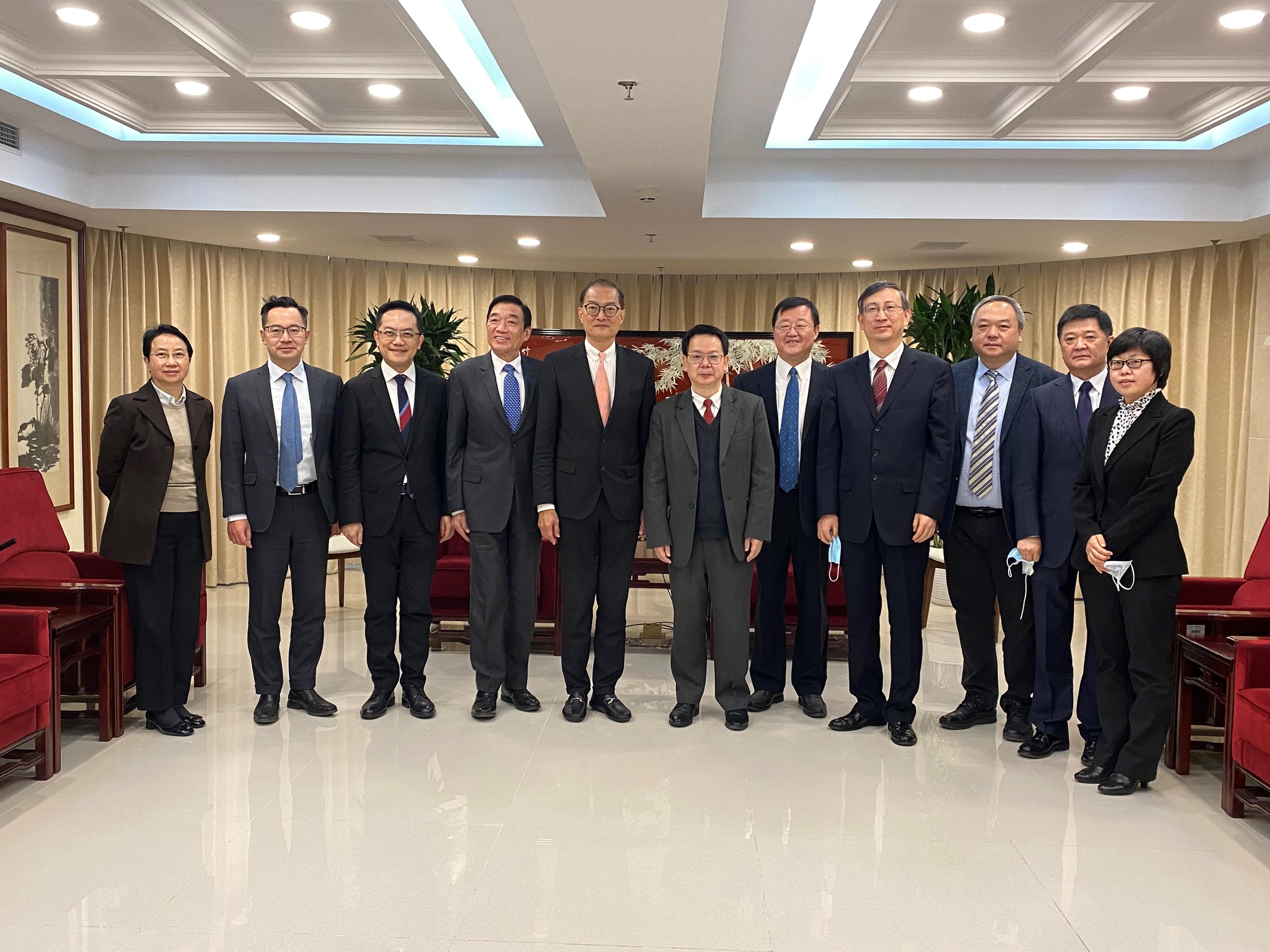 The Secretary for Health, Professor Lo Chung-mau, and his delegation visited the National Medical Products Administration (NMPA) today (March 17). Photo shows Professor Lo (fifth left) with NMPA Deputy Commissioner Mr Zhao Junning (sixth right); the Director of Health, Dr Ronald Lam (third left); Deputy Secretary for Health Mr Eddie Lee (second left); the Chairman of the Hospital Authority, Mr Henry Fan (fourth left), and other attendees of the meeting. 