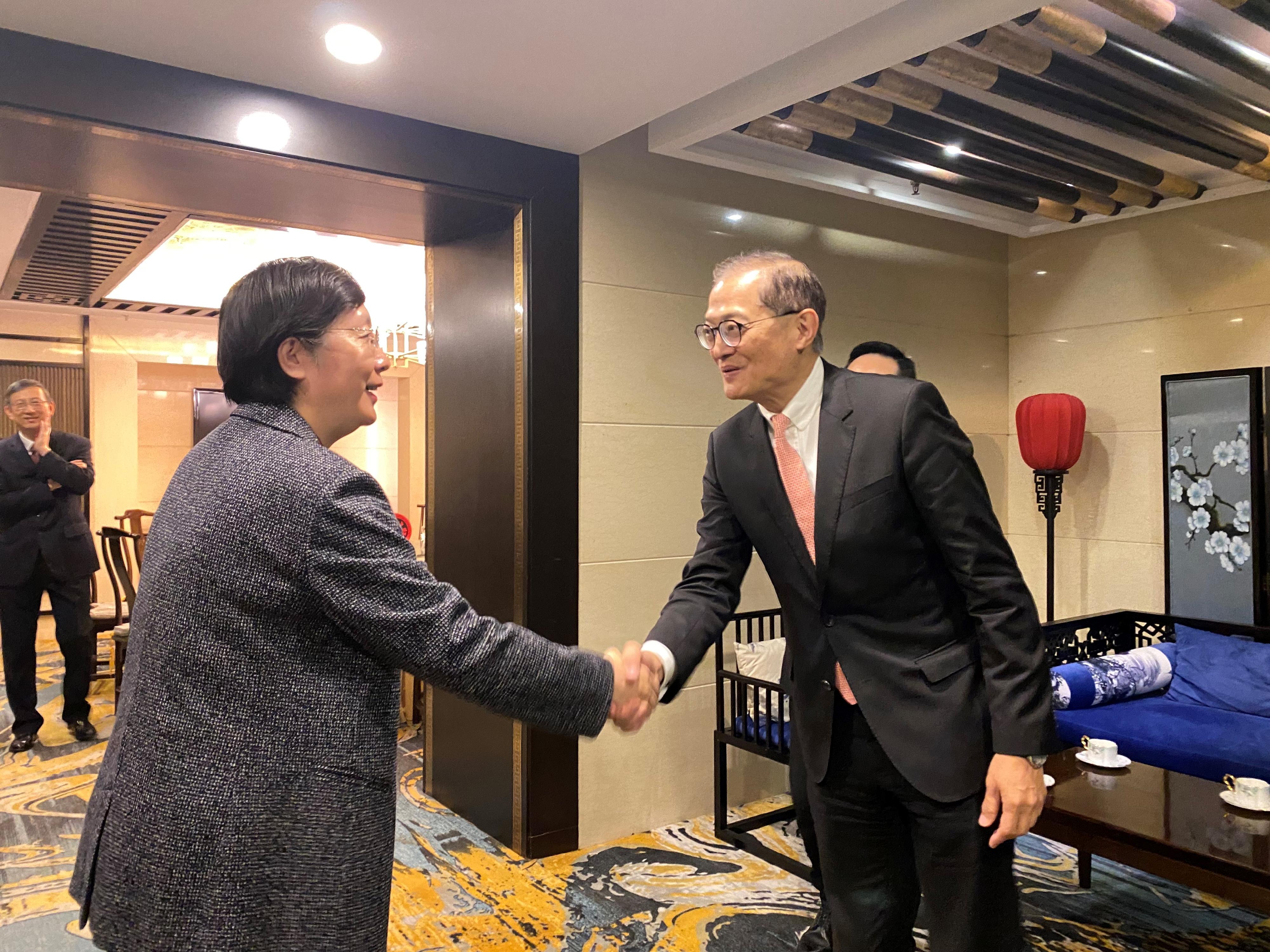 The Secretary for Health, Professor Lo Chung-mau, and his delegation visited the National Medical Products Administration (NMPA) today (March 17). Photo shows Professor Lo (right) shaking hands with the NMPA Commissioner, Ms Jiao Hong (left).
