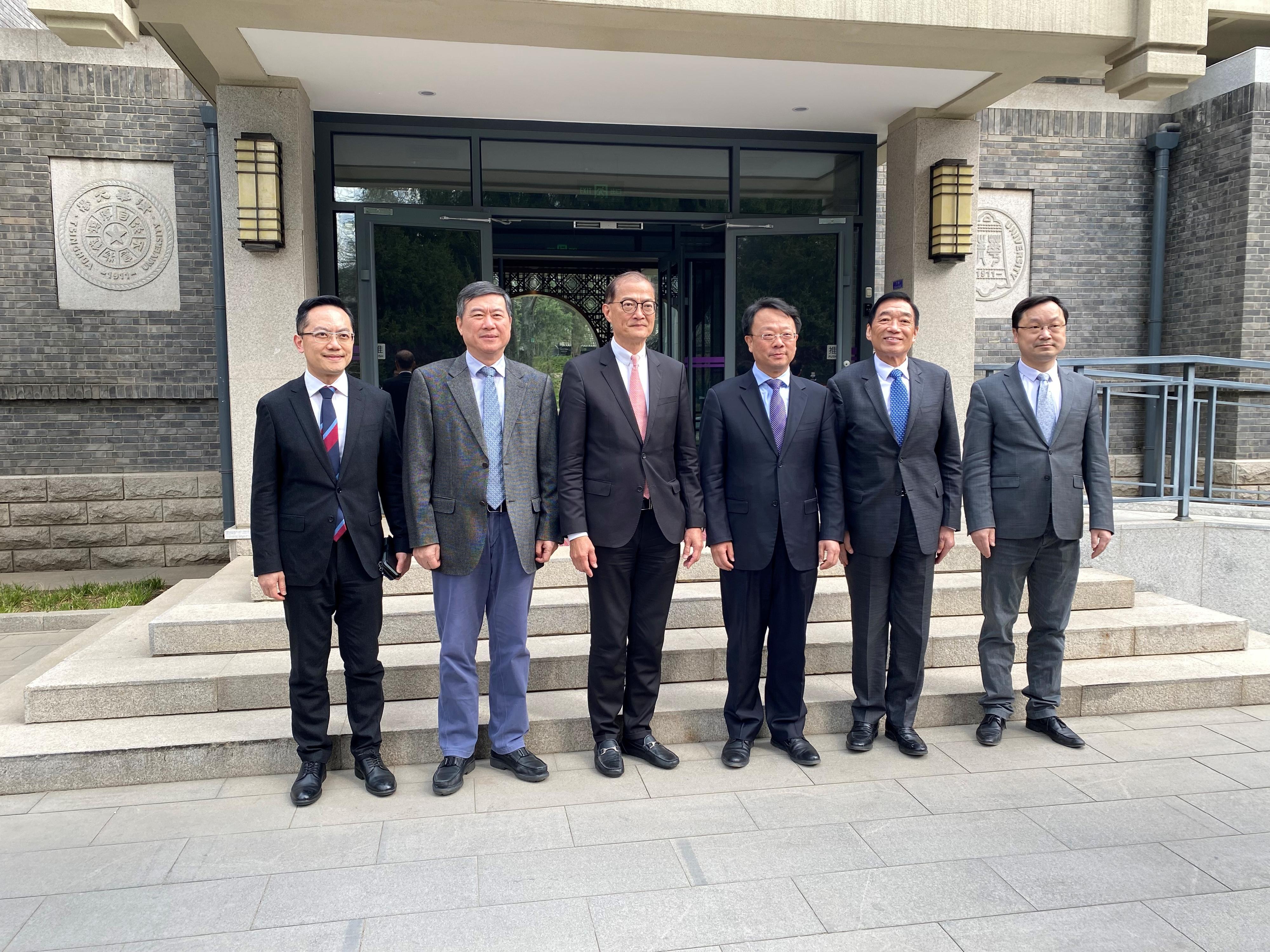 The Secretary for Health, Professor Lo Chung-mau (third left), and his delegation visited Tsinghua University and met with the Deputy Secretary of the CPC Tsinghua University Committee and President of Tsinghua University, Professor Wang Xiqin (third right), and the Executive President of the Beijing Tsinghua Changgung Hospital affiliated with Tsinghua University and Dean of the School of Clinical Medicine of Tsinghua University, Dr Dong Jiahong (second left), today (March 17). The Director of Health, Dr Ronald Lam (first left), and the Chairman of the Hospital Authority, Mr Henry Fan (second right), also attended.