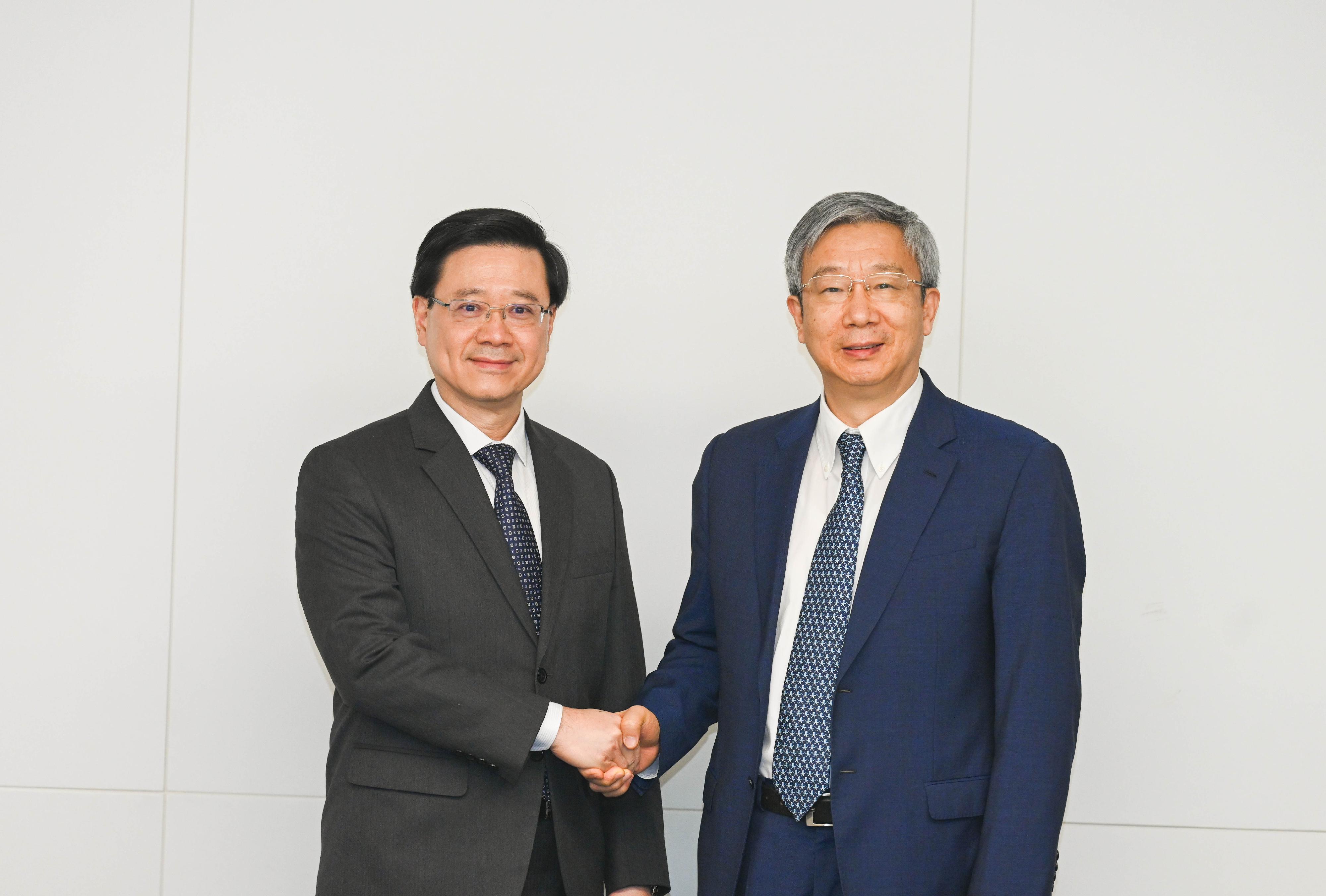 The Chief Executive, Mr John Lee (left), meets with the Governor of the People's Bank of China, Mr Yi Gang (right), in Beijing today (March 17). 