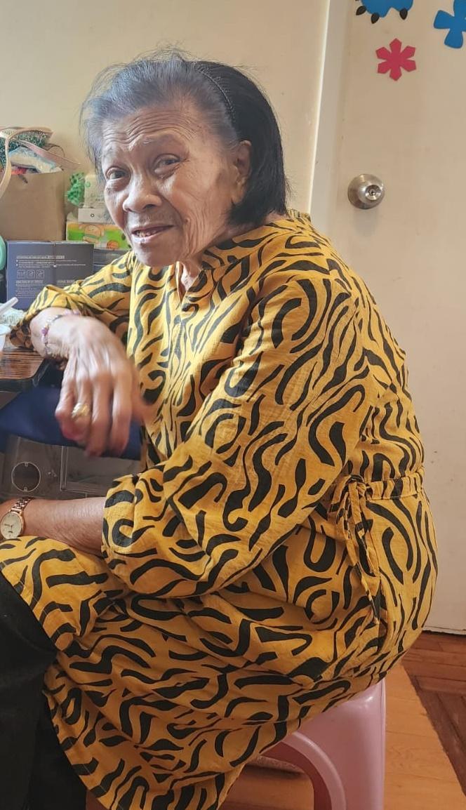Wong Leticia M, a foreign woman aged 76, is 1.5 metres tall, about 55 kilograms in weight and of thin build. She has a long face with yellow complexion and short greyish black hair. She was last seen wearing a yellow and black shirt, black trousers and blue slippers.