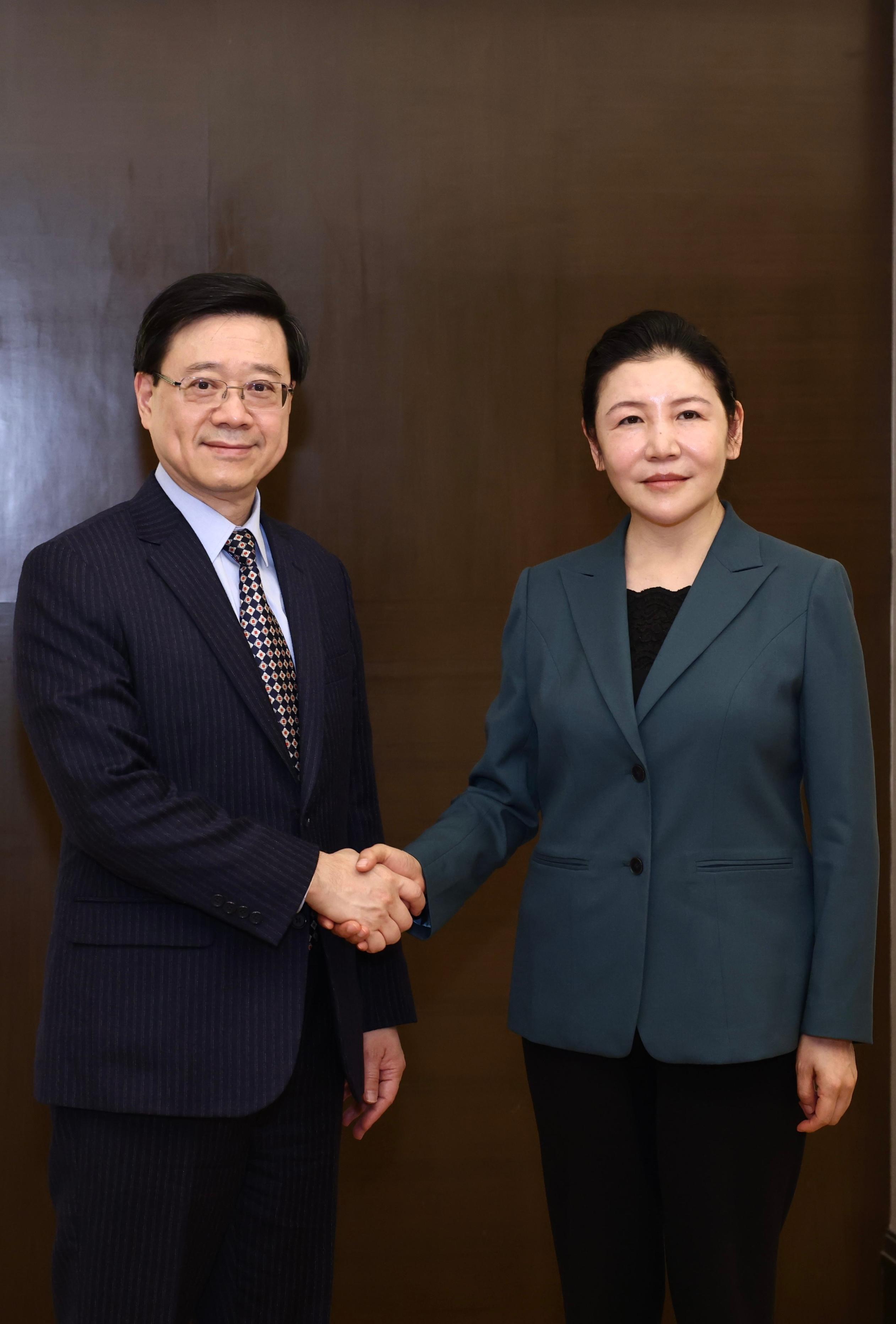 行政長官李家超（左）今日（三月十八日）在北京與國家司法部部長賀榮（右）會面。