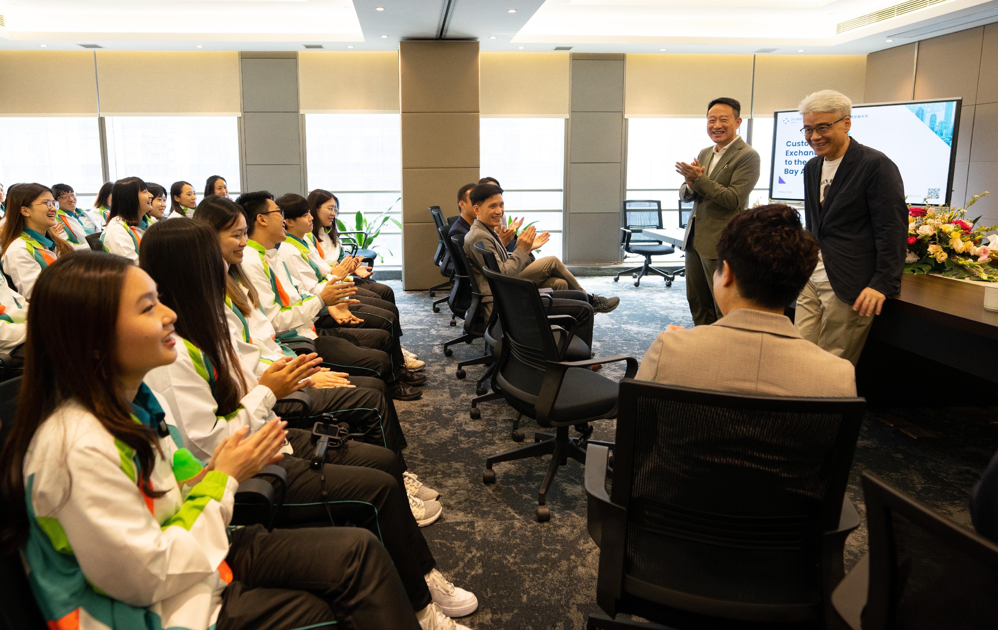 海關副關長（管制及執法）陳子達（右三）於三月十八日帶領三十六名「香港海關青年發展計劃」（「Customs YES」）團員參觀一間金融科技公司。