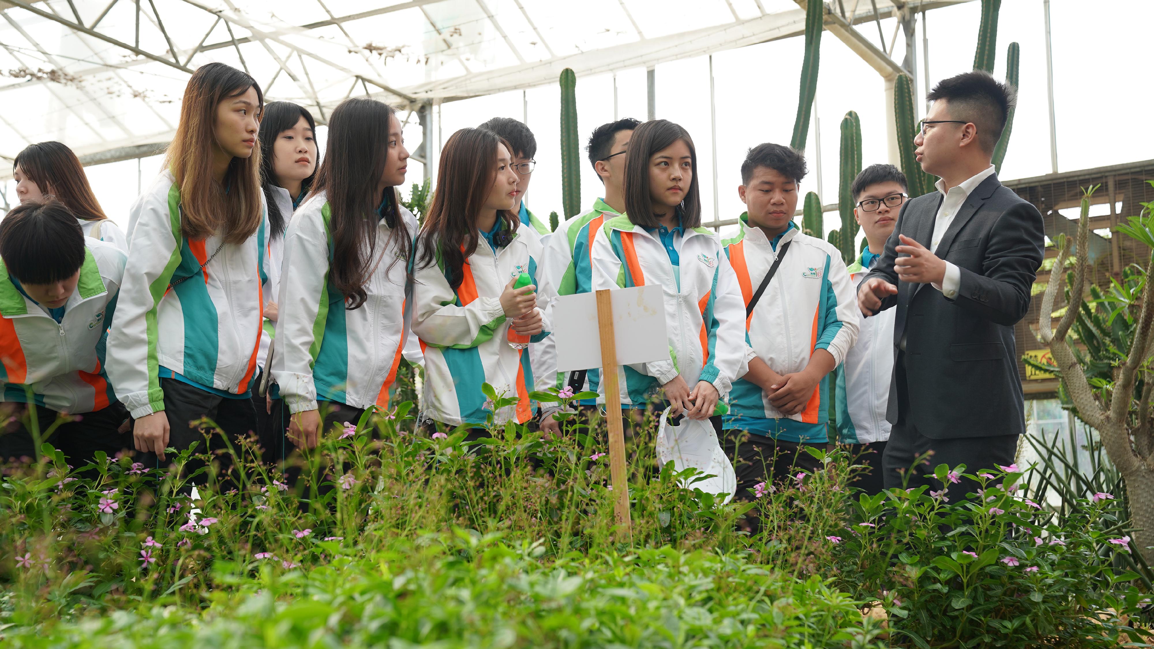 「香港海關青年發展計劃」（「Customs YES」）團員於三月十九日參觀光明農場大觀園期間，聽取人員講解供港農產品和食品的檢驗檢疫監管措施。