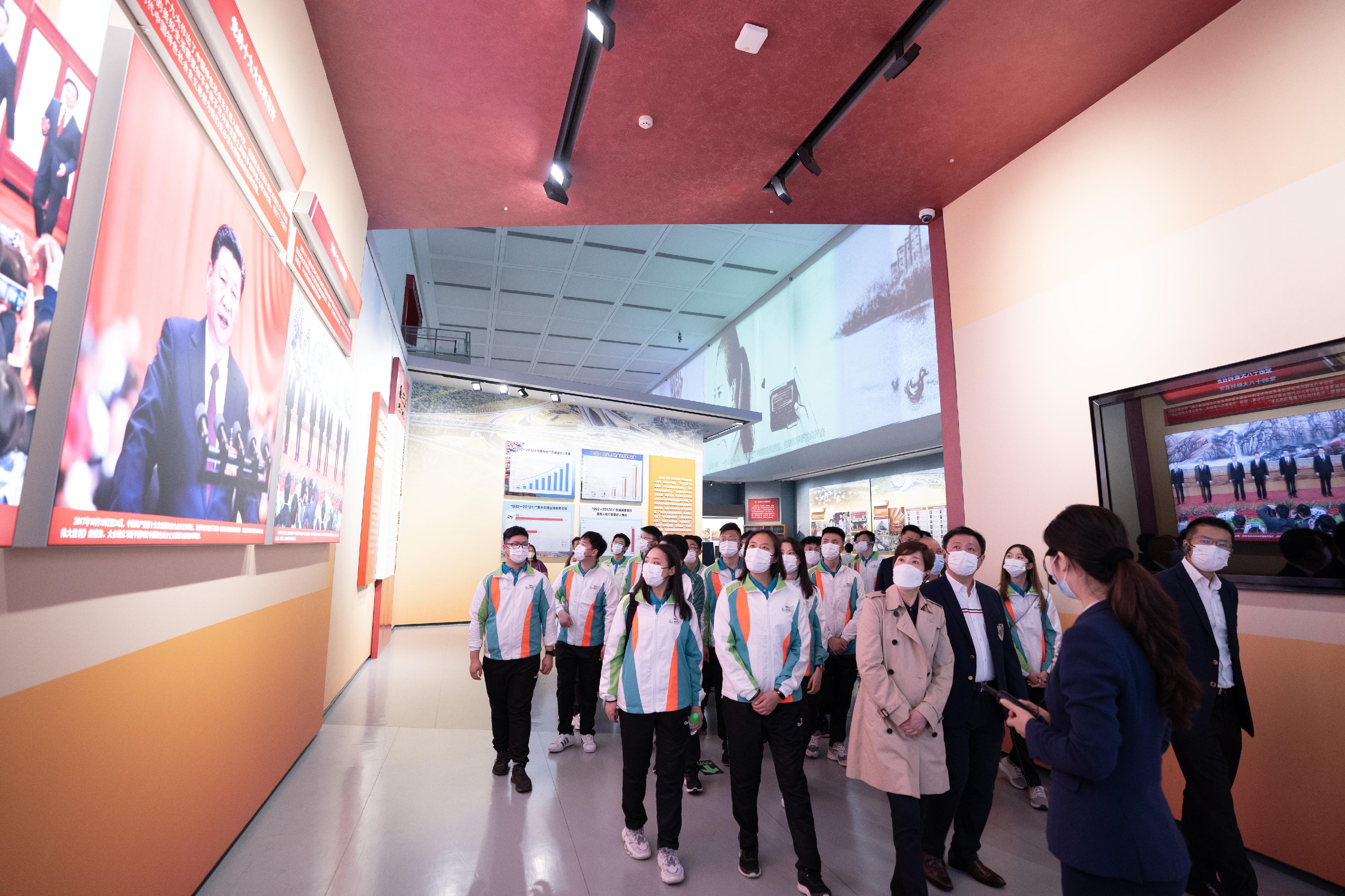 海關關長何珮珊（前排左三）於三月十九日帶領三十六名「香港海關青年發展計劃」（「Customs YES」）團員參觀深圳博物館的改革開放展覽館。