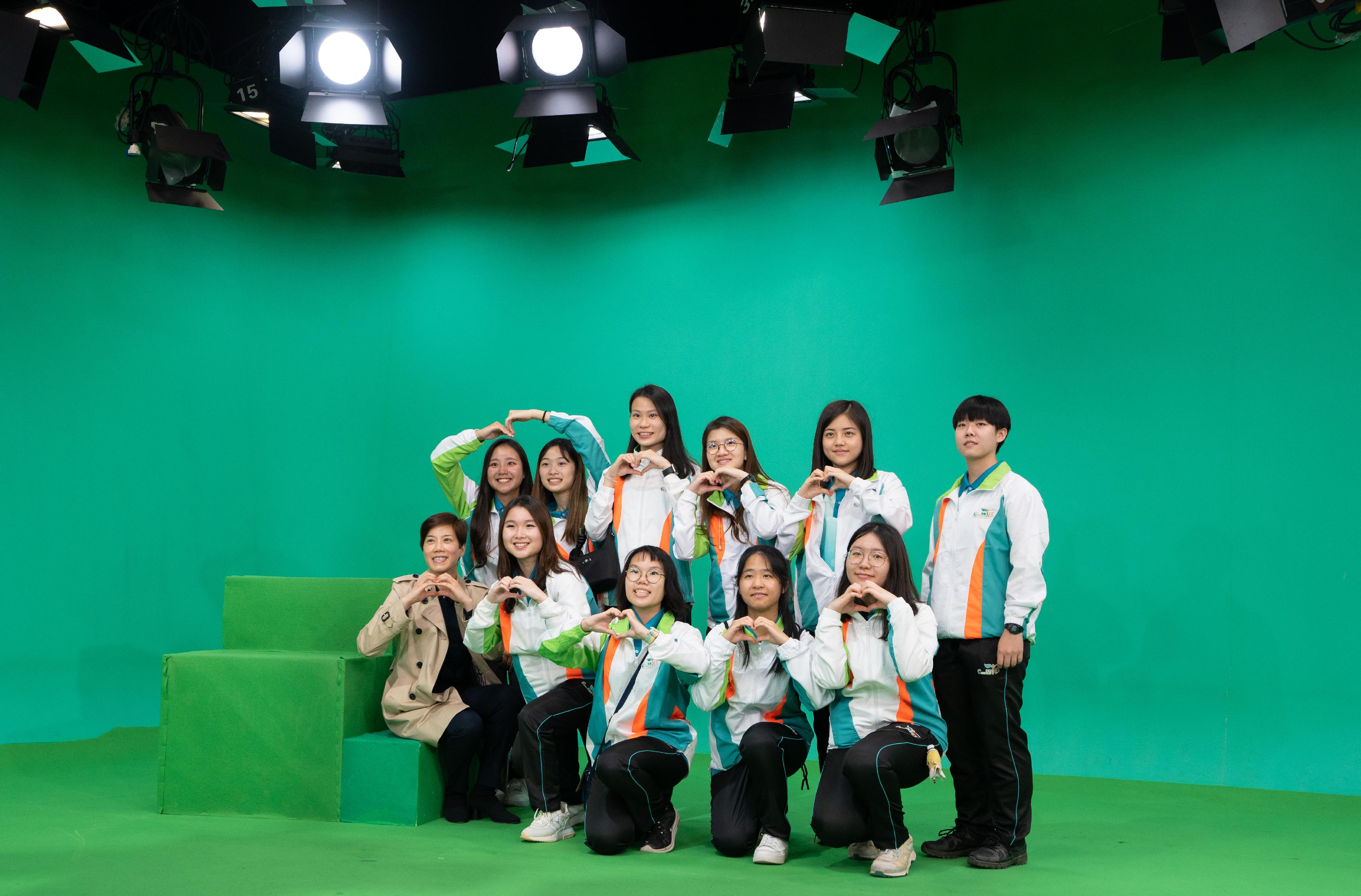 海關關長何珮珊（左一）於三月十九日帶領三十六名「香港海關青年發展計劃」（「Customs YES」）團員參觀深圳廣播電影電視集團總部。