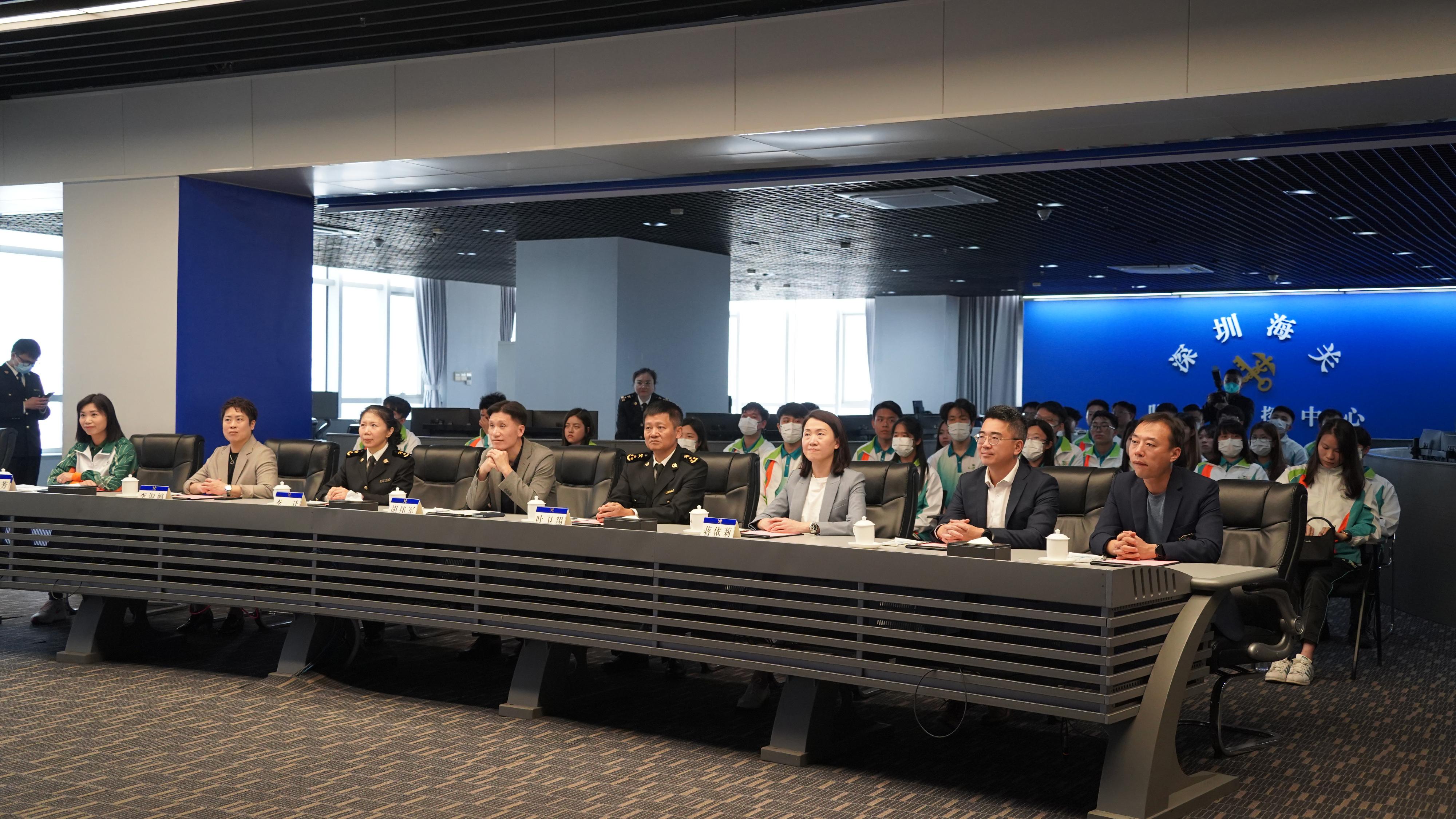 The Assistant Commissioner of Customs and Excise (Intelligence and Investigation), Mr Mark Woo (front row, fourth left), led 36 youth members of "Customs YES" to visit the control centre of Shenzhen Customs office on March 18.