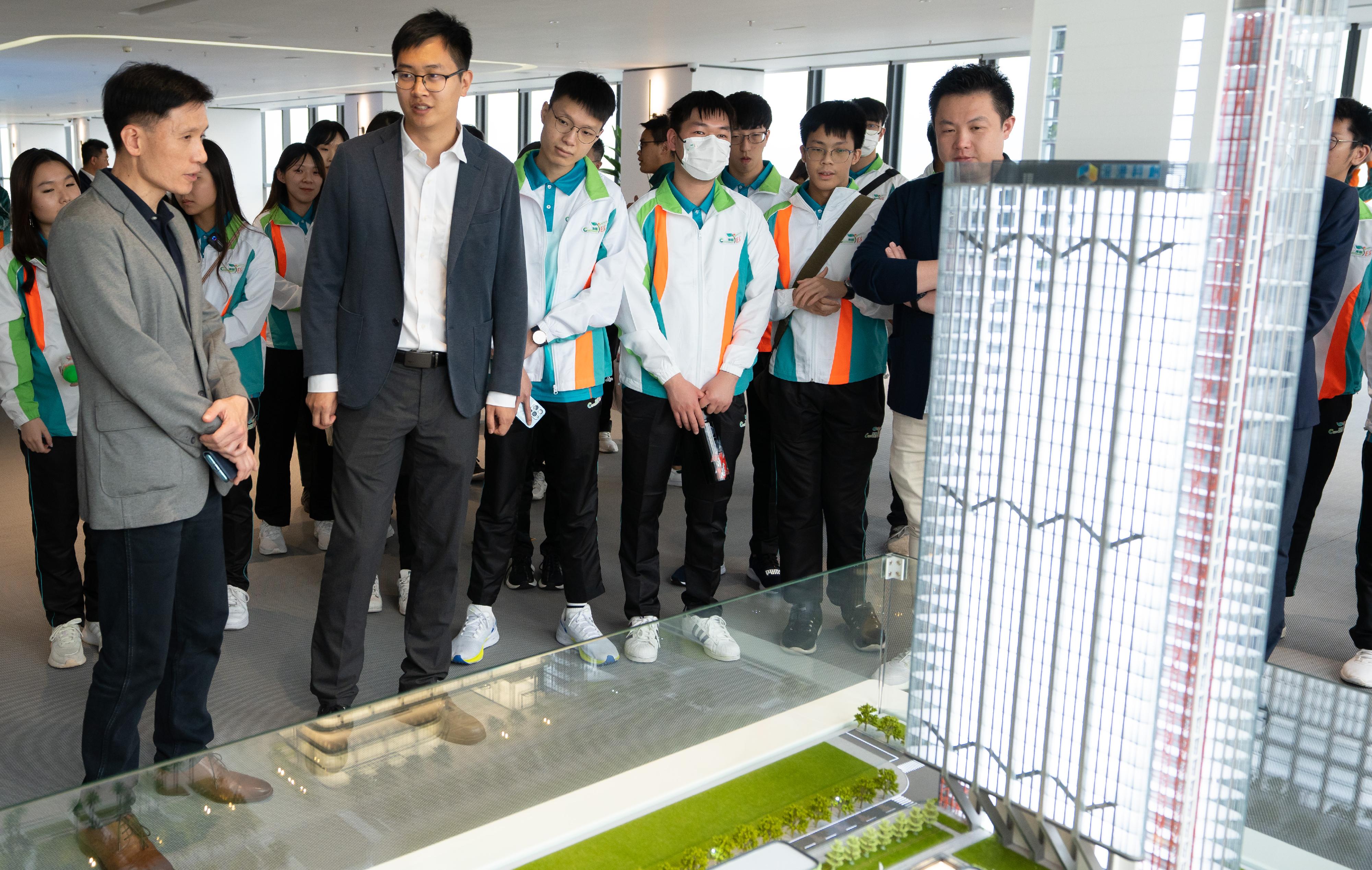 The Assistant Commissioner of Customs and Excise (Intelligence and Investigation), Mr Mark Woo (first left), led 36 youth members of "Customs YES" to visit the Shenzhen-Hong Kong Innovation and Technology Co-operation Zone on March 18.