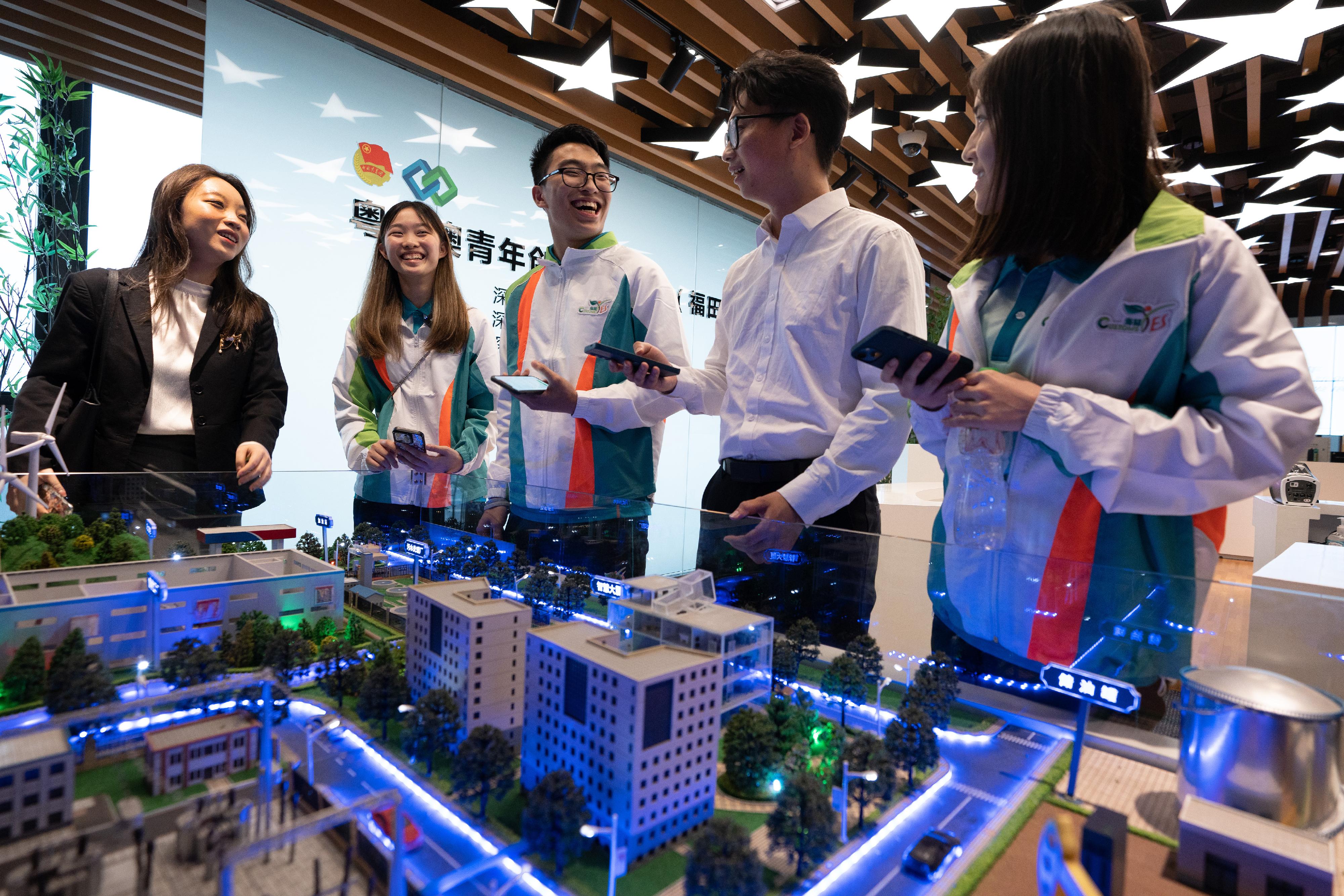 Several youth members of "Customs YES" exchanged views with some members of the Shenzhen Youth Federation during their visit to the Shenzhen-Hong Kong Innovation and Technology Co-operation Zone on March 18.