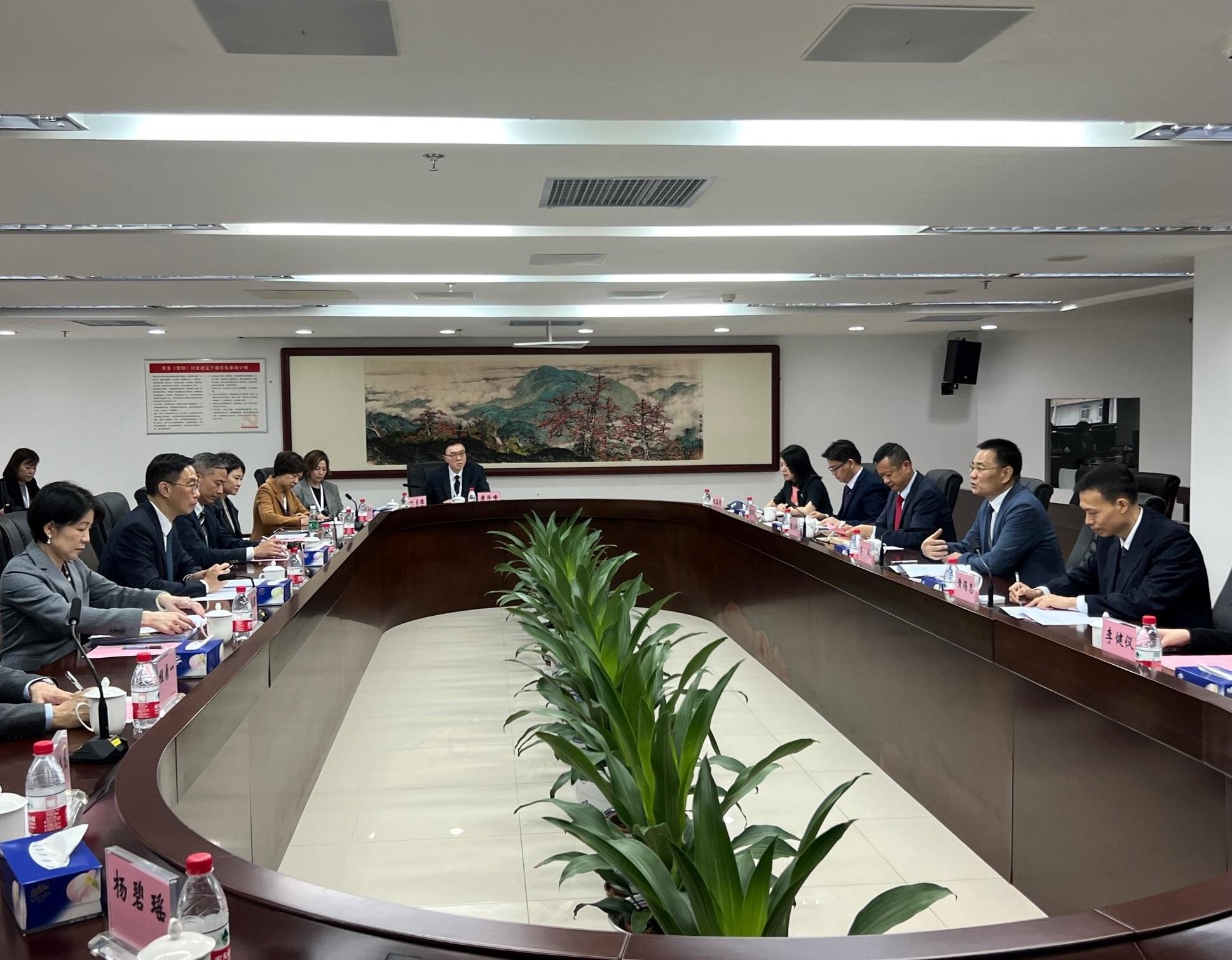 The Secretary for Culture, Sports and Tourism, Mr Kevin Yeung (second left), today (March 20) met with the Director General of Department of Culture and Tourism of Guangdong Province, Mr Li Bin (second right), in Guangzhou to exchange views and explore opportunities of enhancing collaboration. The Commissioner for Tourism, Ms Vivian Sum (first left), and various tourism industry representatives also joined the meeting.
