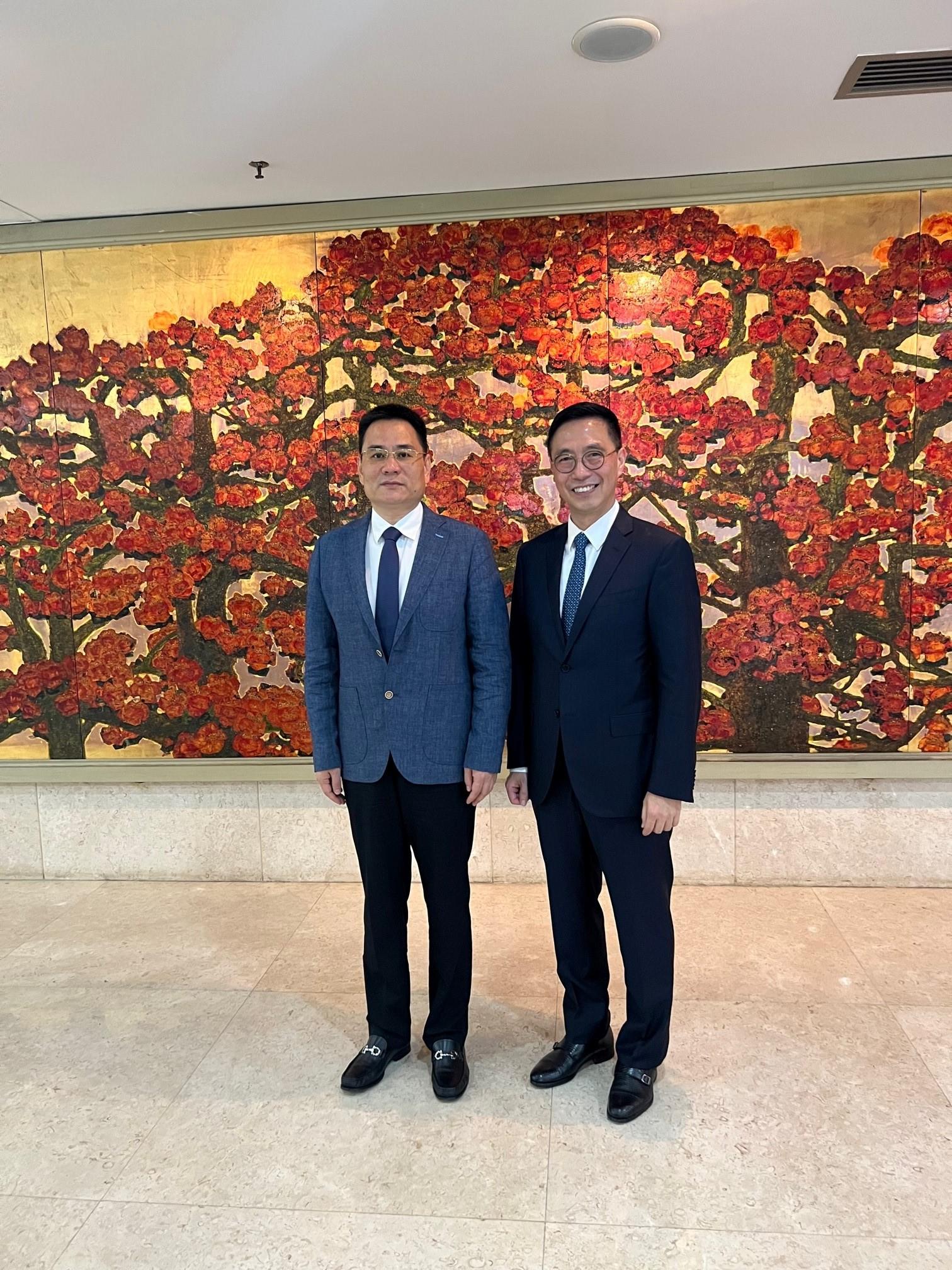 The Secretary for Culture, Sports and Tourism, Mr Kevin Yeung (right), today (March 20) met with the Director General of Department of Culture and Tourism of Guangdong Province, Mr Li Bin (left), in Guangzhou. 