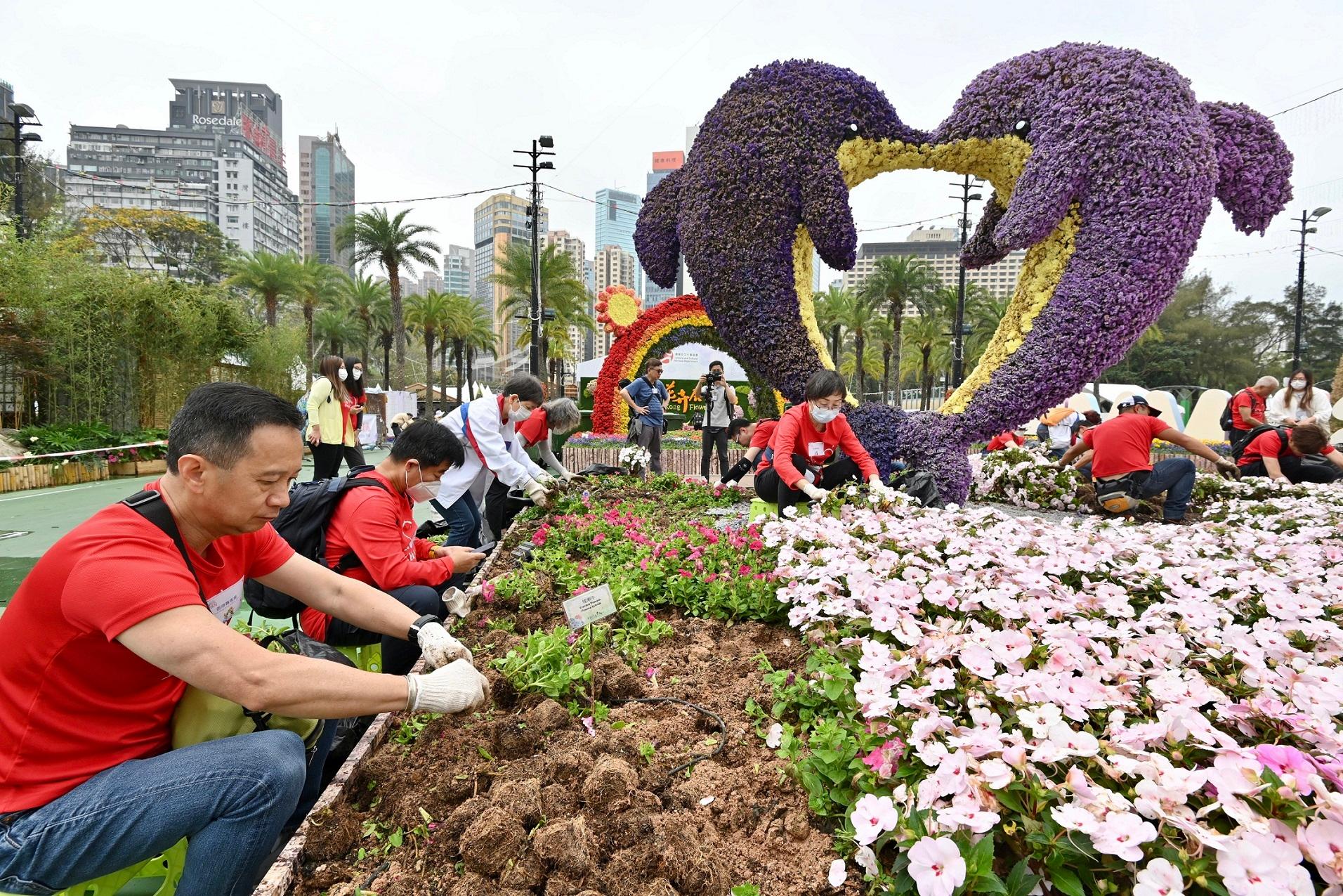 The Green Recycling Day activities for the Hong Kong Flower Show organised by the Leisure and Cultural Services Department were held today (March 20) and will continue tomorrow (March 21) to reinforce green measures and reduce waste, reflecting the department's commitment to implementing green measures for environmental protection in its large-scale events. Photo shows volunteers assisting in separating and collecting flowers at the showground for waste reduction.