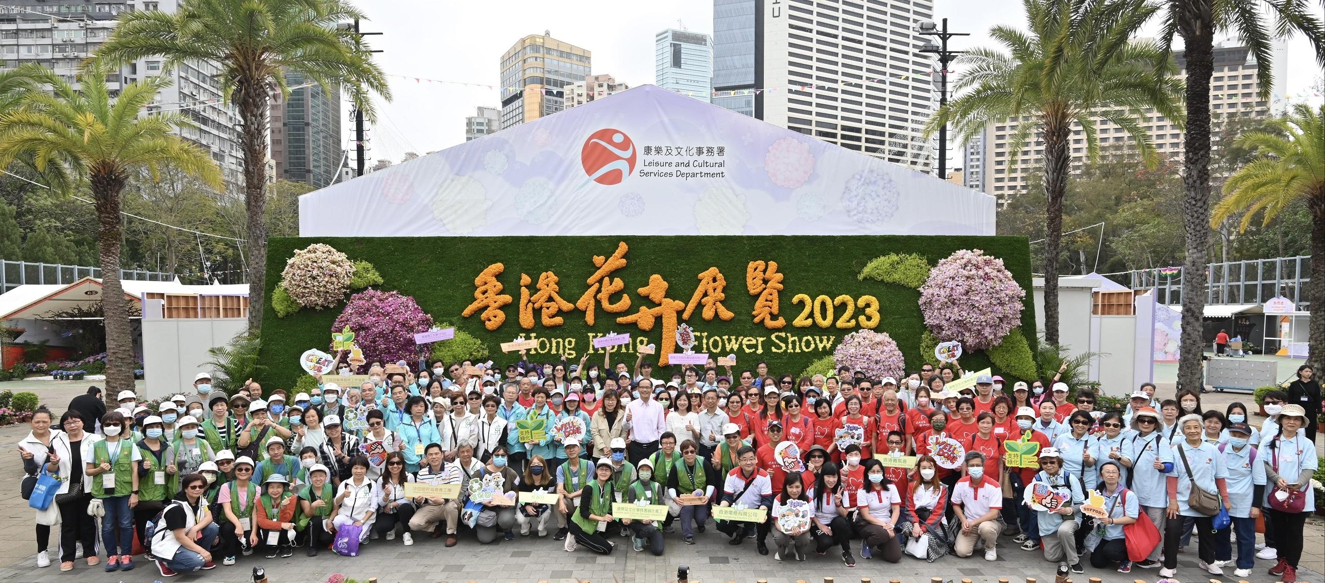 The Green Recycling Day (GRD) activities for the Hong Kong Flower Show organised by the Leisure and Cultural Services Department (LCSD) were held today (March 20) and will continue tomorrow (March 21) to reinforce green measures and reduce waste, reflecting the department's commitment to implementing green measures for environmental protection in its large-scale events. Photo shows volunteers participating in the GRD today and LCSD staff. 