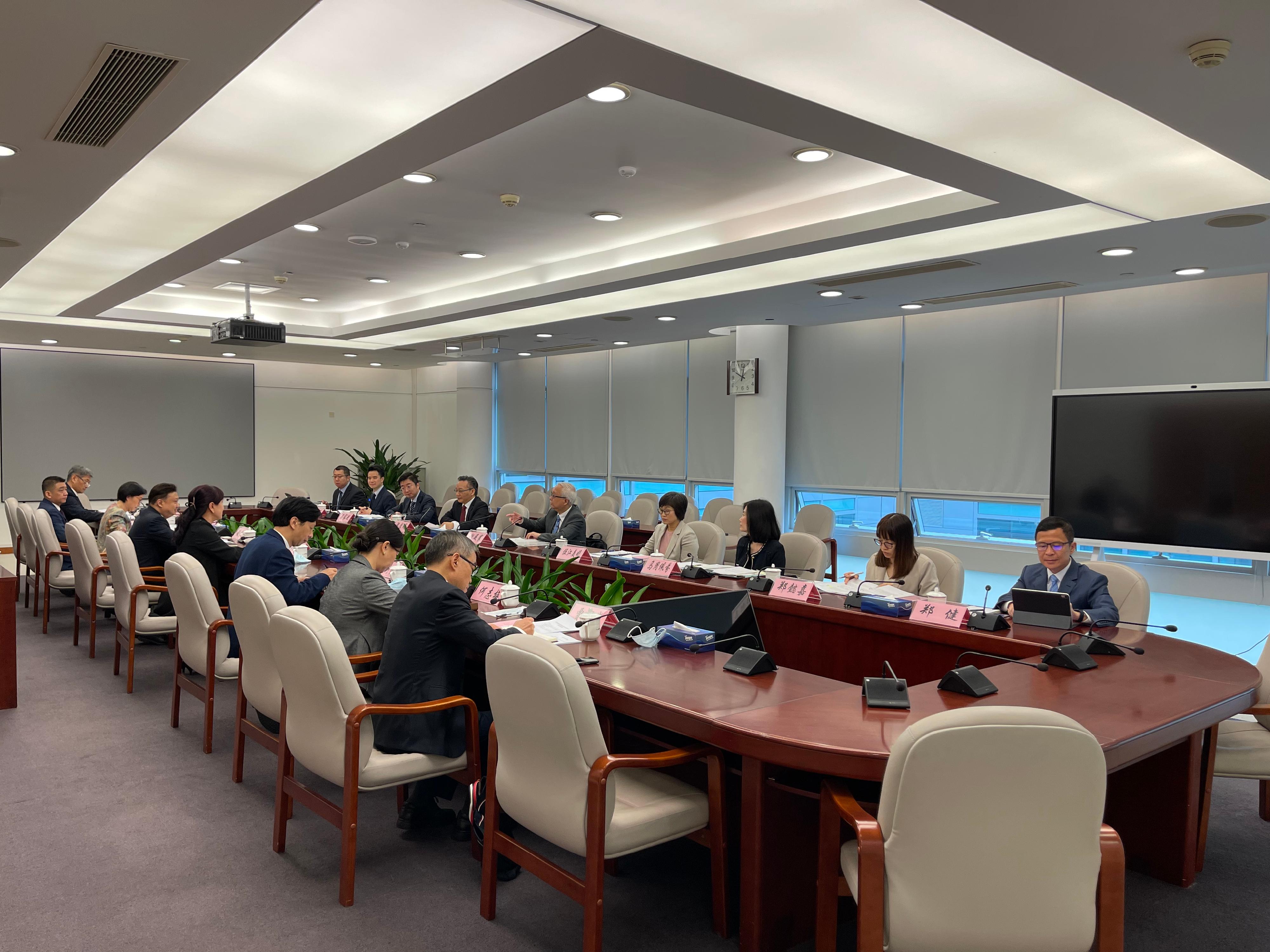 The Secretary for Environment and Ecology, Mr Tse Chin-wan, visited Shenzhen and attended a meeting with Shenzhen officials today (March 20) to exchange views and discuss collaboration on environmental protection issues including air quality in Shenzhen and Hong Kong, new energy transport measures and ecology conservation. Photo shows Mr Tse (back row, fifth right) meeting with Vice Mayor of the Shenzhen Municipal People's Government Ms Zhang Hua (front row, fourth right) to explore directions for co-operation between Hong Kong and Shenzhen in combating air pollution and promoting carbon reduction incentives, as well as to share strategies and achievements in promoting new energy transport measures in both places.