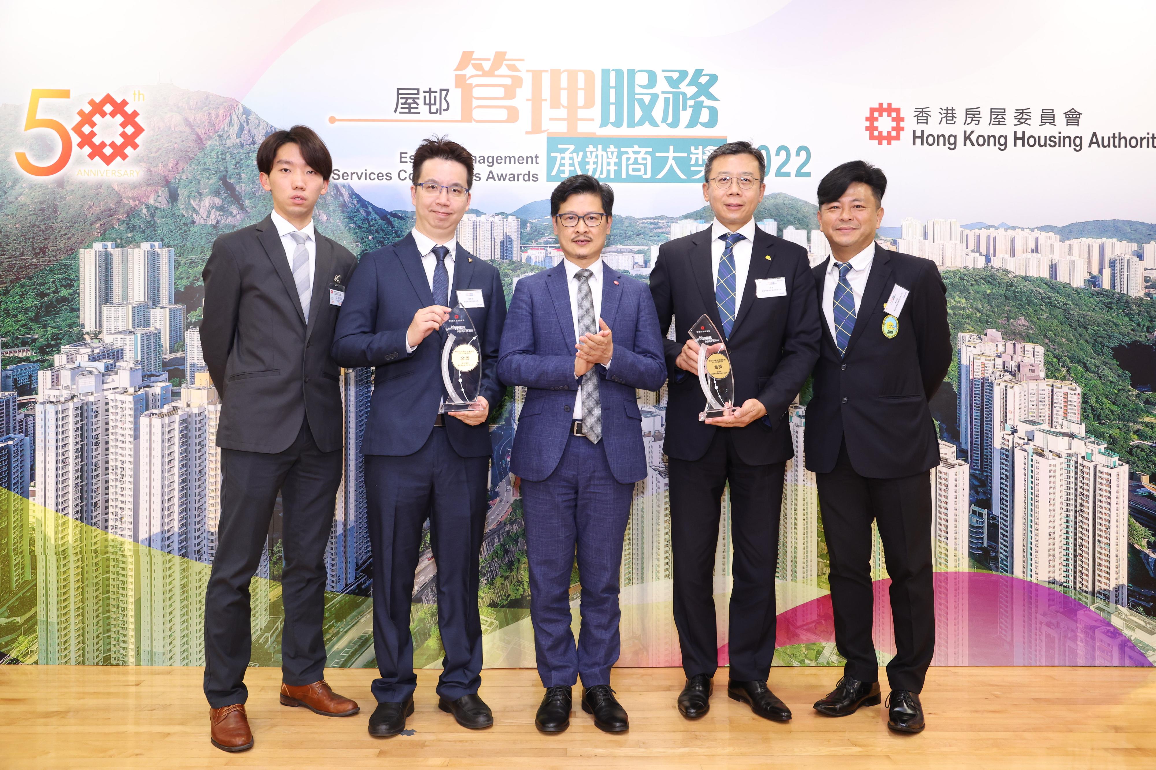 The Hong Kong Housing Authority (HA) hosted the Estate Management Services Contractors Awards 2022 presentation ceremony at the HA Headquarters in Ho Man Tin today (March 22). Photo shows the Deputy Director of Housing (Estate Management), Mr Ricky Yeung (centre), and representatives of the winner of Gold Awards of Best Public Rental Housing Estate (Property Services) (Large Estate) and Best Public Rental Housing Estate (Property Services) (Small Estate).