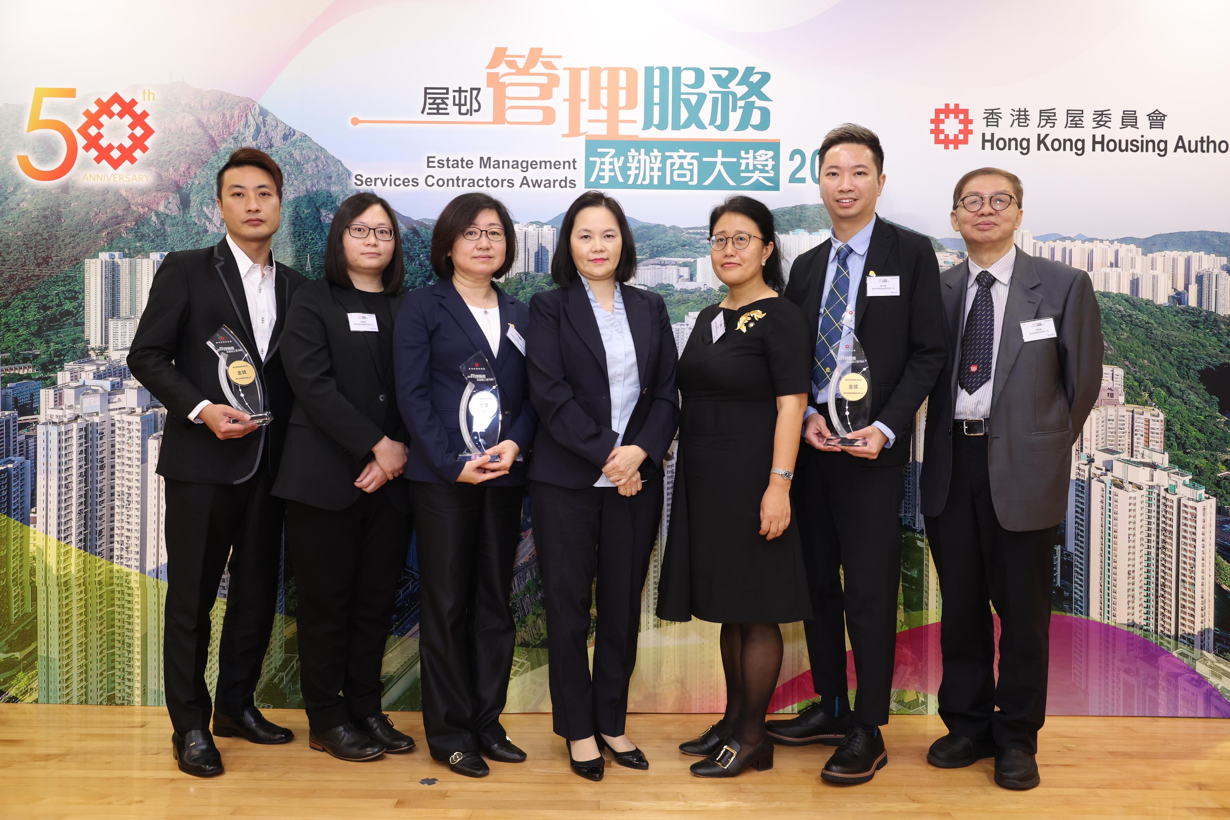 The Hong Kong Housing Authority (HA) hosted the Estate Management Services Contractors Awards 2022 presentation ceremony at the HA Headquarters in Ho Man Tin today (March 22). Photo shows the Assistant Director of Housing (Estate Management) (1), Mrs Tang Fung Shuk-yin (centre), with representatives of the winner of Gold Awards of Best Cleansing Service Contractor and Best Security Service Contractor.