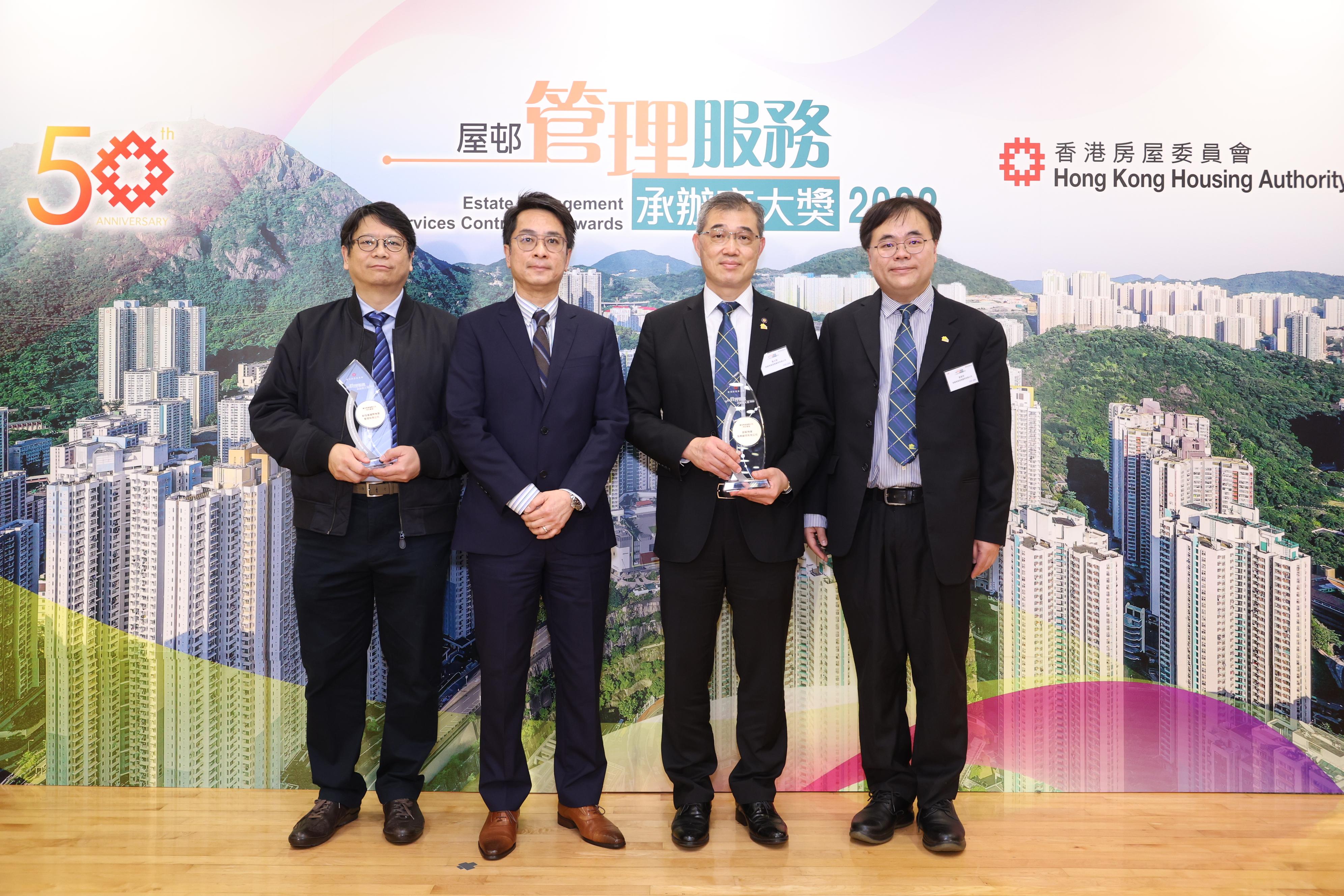 The Hong Kong Housing Authority (HA) hosted the Estate Management Services Contractors Awards 2022 presentation ceremony at the HA Headquarters in Ho Man Tin today (March 22). Photo shows the Assistant Director of Housing (Estate Management) (2), Mr Yim Ka-ho (second left), with representatives of the winner of the Best Property Services Agent (Safety Management).