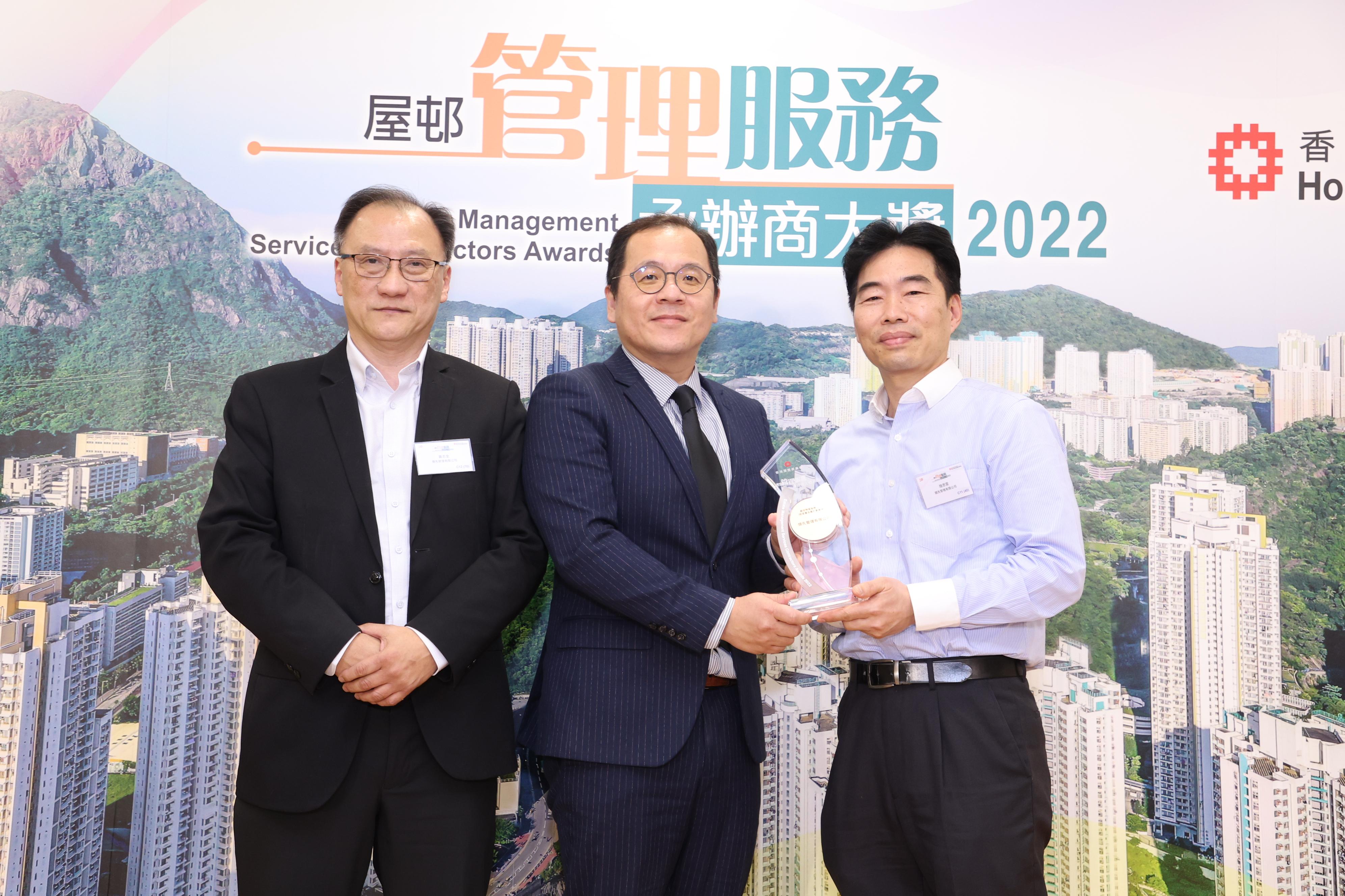 The Hong Kong Housing Authority (HA) hosted the Estate Management Services Contractors Awards 2022 presentation ceremony at the HA Headquarters in Ho Man Tin today (March 22). Photo shows the Assistant Director of Housing (Estate Management) (3), Mr Hong Wing-kit (centre), with representatives of the winner of the Best Property Services Agent (Tenants Purchase Scheme).