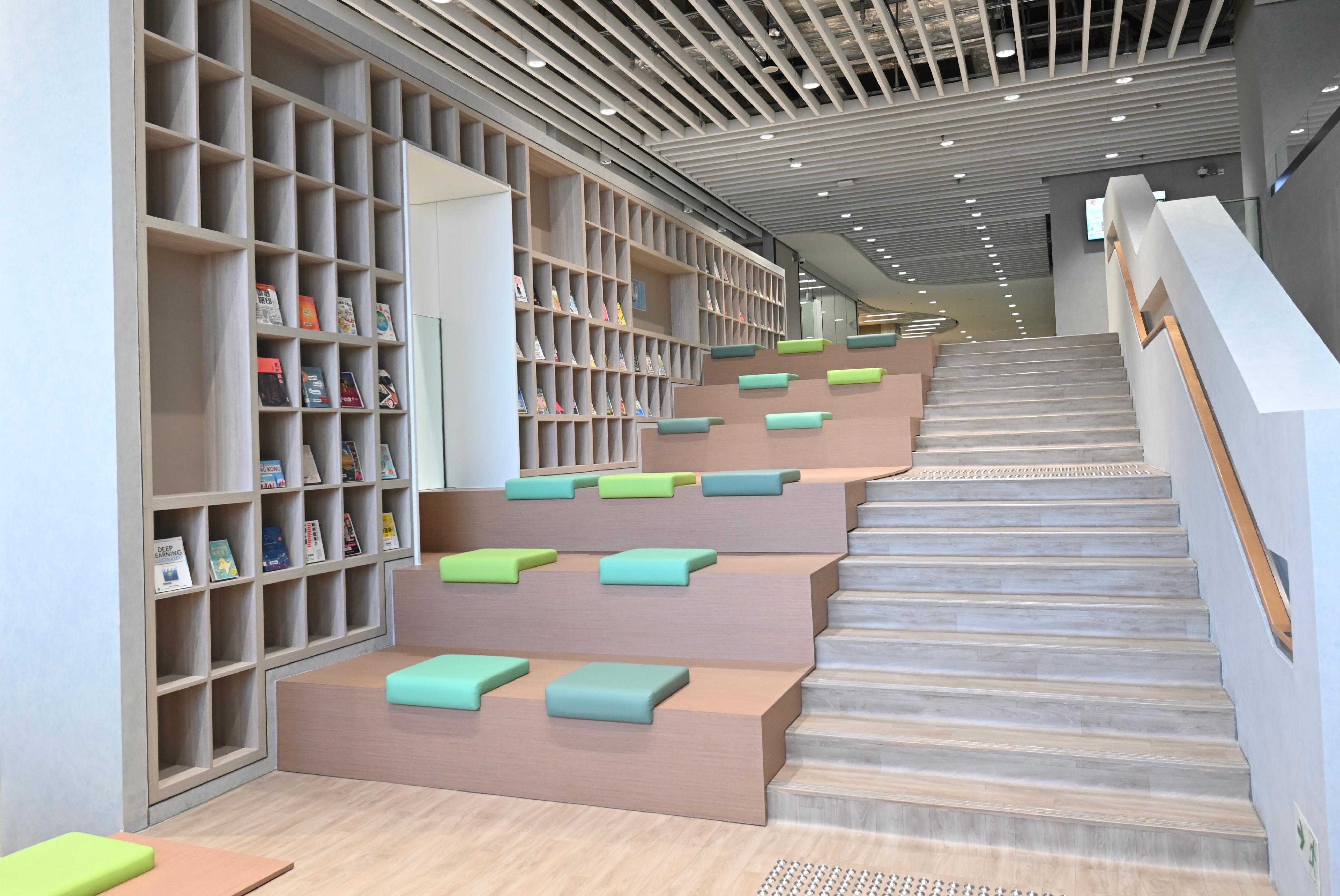 深水埗公共圖書館將於三月三十日（星期四）起全面投入服務，為區內居民提供全面和多元化的圖書館服務，讓市民可以在寧靜和舒適的環境享受閱讀樂趣。