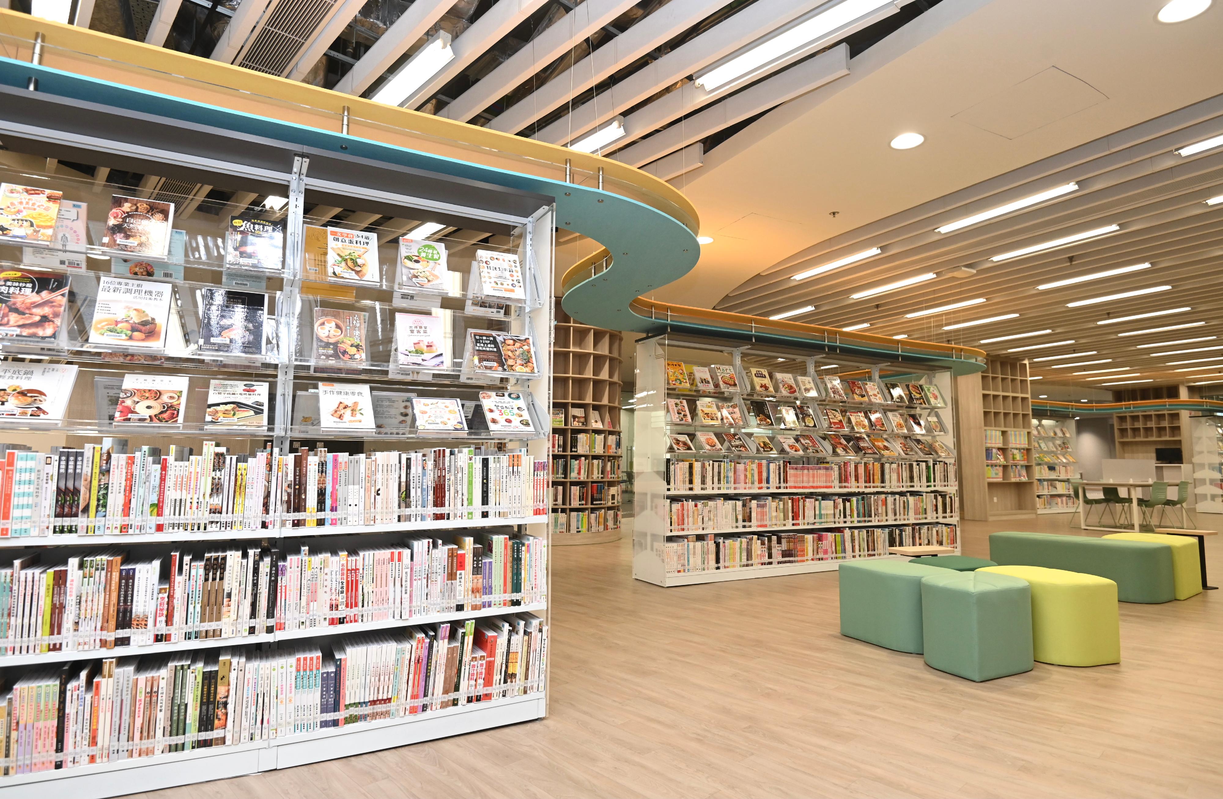深水埗公共圖書館將於三月三十日（星期四）起全面投入服務。圖示館內的成人圖書館。