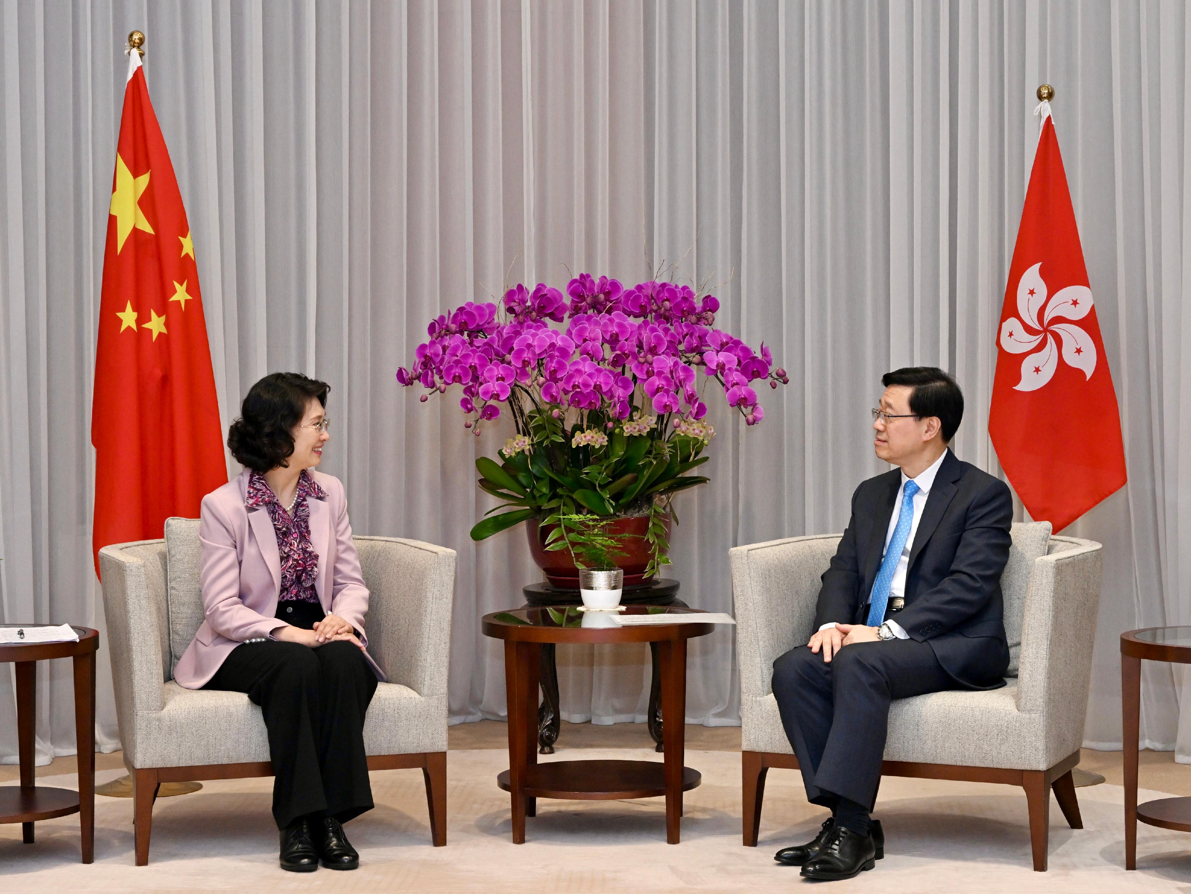 行政長官李家超（右）今日（三月二十三日）與江門市市長吳曉暉（左）會面。