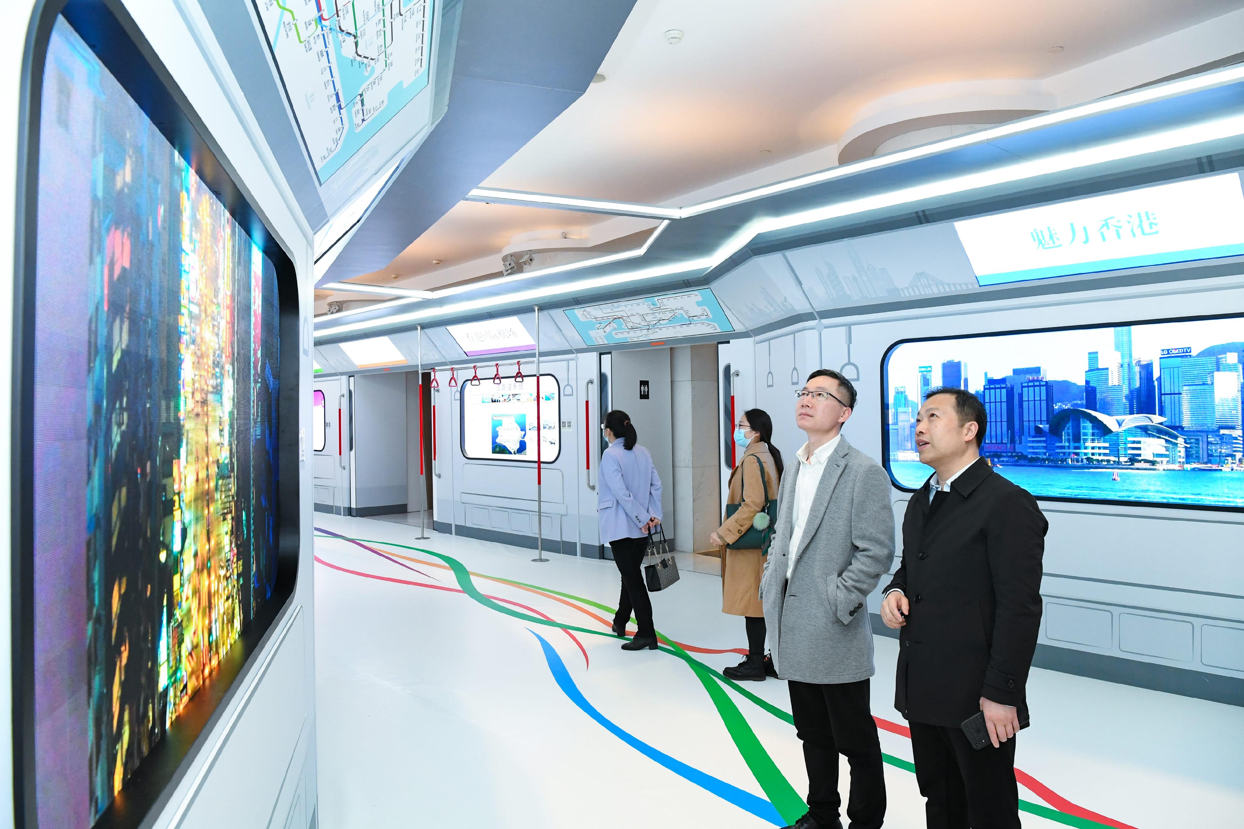The Hong Kong Economic and Trade Office in Shanghai held a "Hello, Hong Kong!" East China Region Reception in Shanghai today (March 23). Photo shows the reception venue with a theme of Hong Kong MTR car compartments. Hong Kong's sceneries and information on its latest developments are displayed on the LED screens as windows.