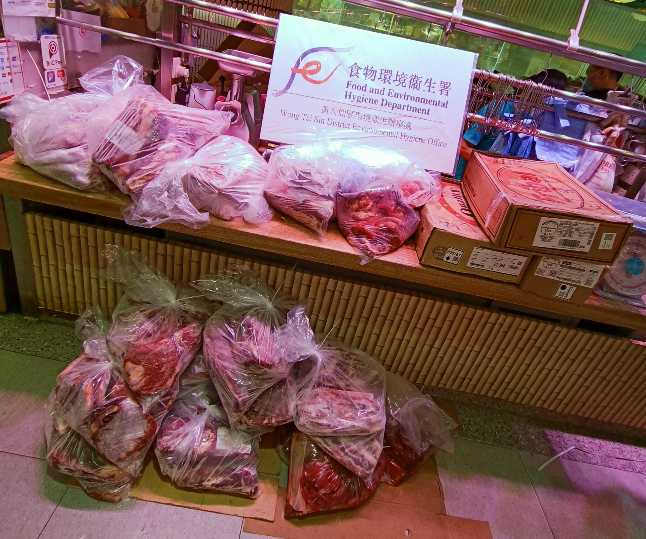 The Food and Environmental Hygiene Department (FEHD) raided a licensed fresh provision shop in Wong Tai Sin District suspected of selling frozen meat as fresh meat today (March 23). Photo shows some of the meat seized by FEHD officers during the operation.
