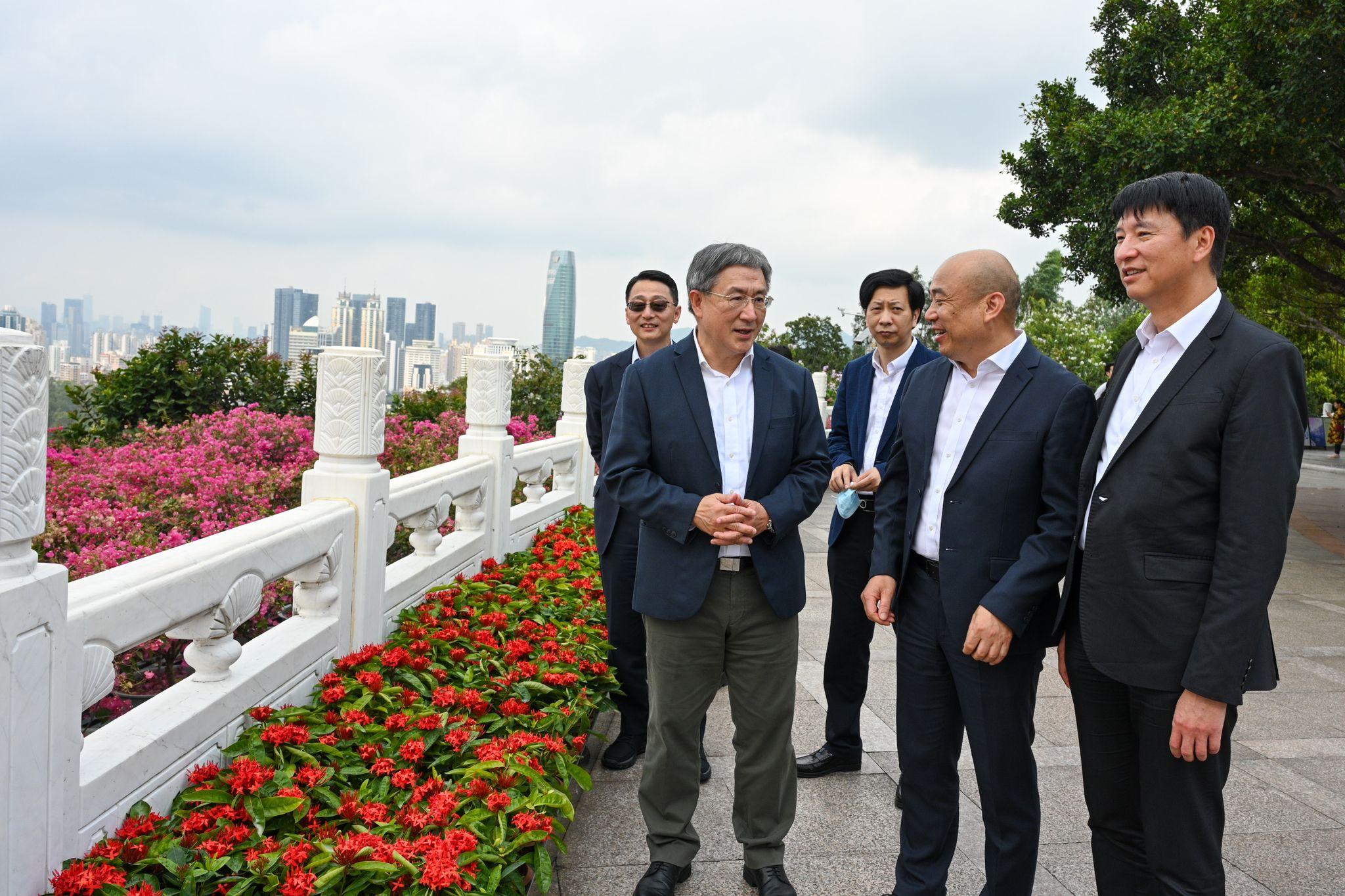 The Deputy Chief Secretary for Administration, Mr Cheuk Wing-hing (left), listens to a briefing by the Director-General of the Urban Administration and Law Enforcement Bureau of Shenzhen Municipality, Mr Zhang Guohong (centre), on landscape greening measures at Lianhuashan Park in Shenzhen today (March 23). Looking on is the Director of Highways, Mr Jimmy Chan (right).