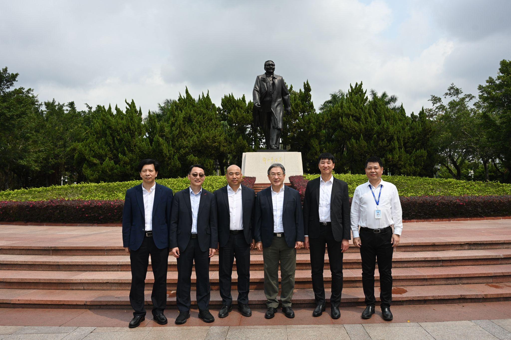 The Deputy Chief Secretary for Administration, Mr Cheuk Wing-hing (third right); the Director of Highways, Mr Jimmy Chan (second right); and the Director of Leisure and Cultural Services, Mr Vincent Liu (second left), are pictured with the Director-General of the Urban Administration and Law Enforcement Bureau of Shenzhen Municipality, Mr Zhang Guohong (third left), and Deputy Director of the Hong Kong and Macao Affairs Office of the Shenzhen Municipal People's Government Mr He Xinhong in front of a bronze statue of Mr Deng Xiaoping at Lianhuashan Park in Shenzhen today (March 23).