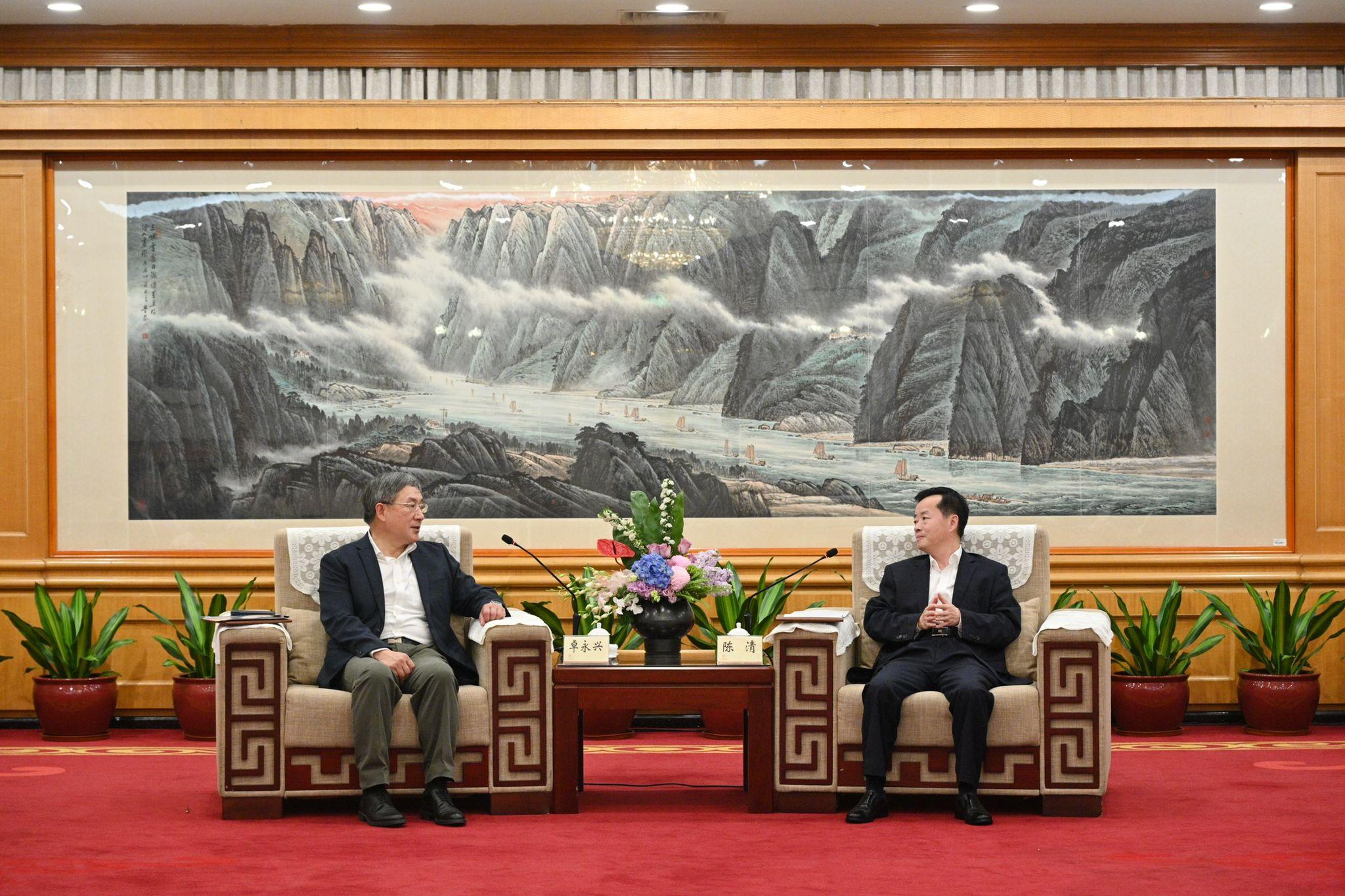 The Deputy Chief Secretary for Administration, Mr Cheuk Wing-hing (left), meets with Vice Mayor of Shenzhen Municipal Government Mr Chen Qing (right) in Shenzhen today (March 23).
