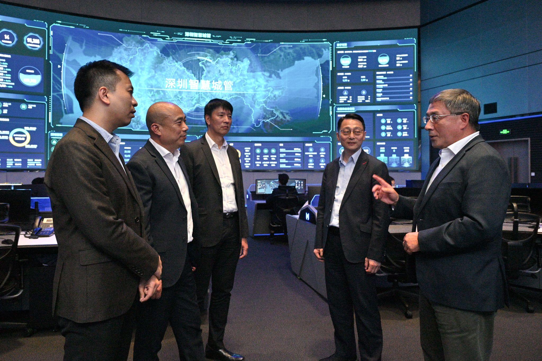 The Deputy Chief Secretary for Administration, Mr Cheuk Wing-hing (first right), together with the Director of Highways, Mr Jimmy Chan (third left), and the Director of Leisure and Cultural Services, Mr Vincent Liu (second right), visited the Shenzhen Intelligent Operation Center for Urban Management today (March 23) to understand the development of smart urban management in Shenzhen.