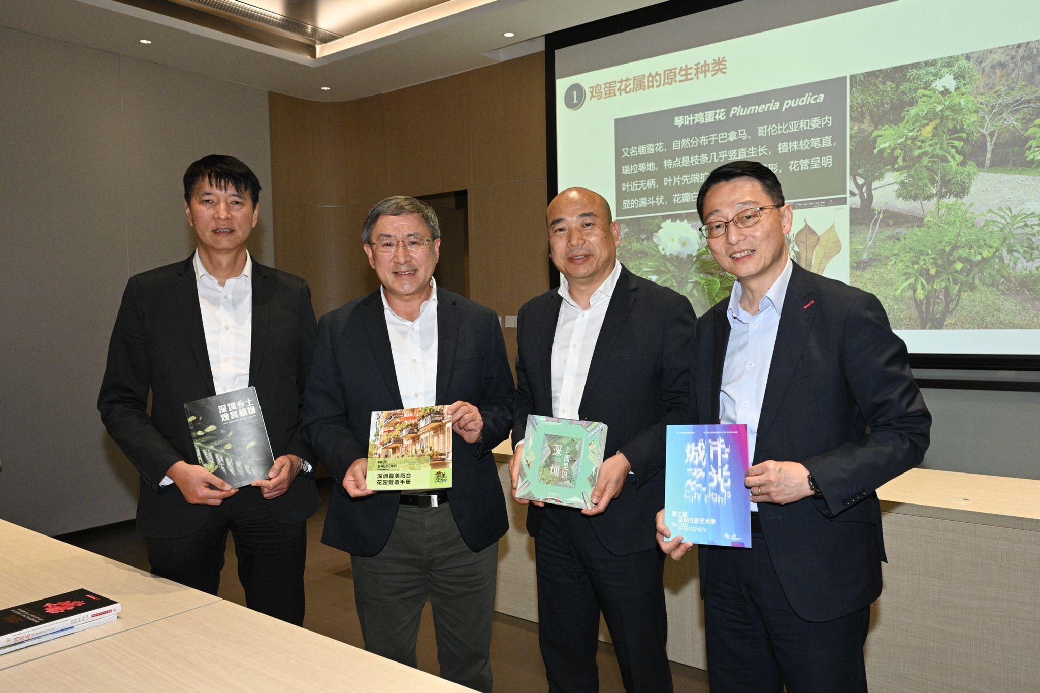 The Deputy Chief Secretary for Administration, Mr Cheuk Wing-hing (second left), together with the Director of Highways, Mr Jimmy Chan (first left), and the Director of Leisure and Cultural Services, Mr Vincent Liu (first right), is pictured with the Director-General of the Urban Administration and Law Enforcement Bureau of Shenzhen Municipality, Mr Zhang Guohong, after their meeting in Shenzhen today (March 23).