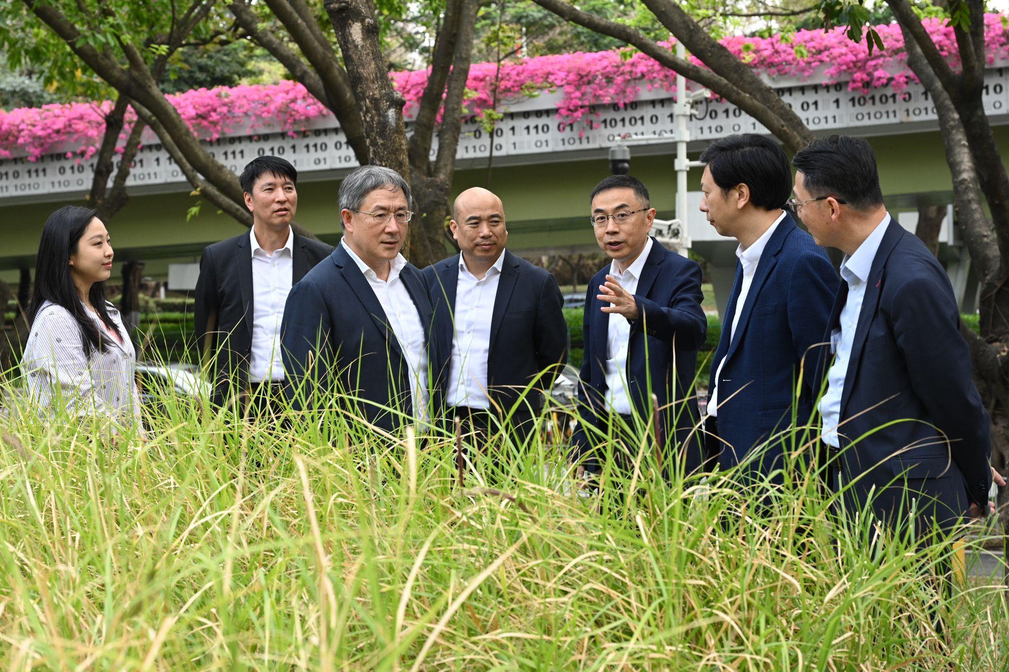 The Deputy Chief Secretary for Administration, Mr Cheuk Wing-hing (third left), together with the Director of Highways, Mr Jimmy Chan (second left), and the Director of Leisure and Cultural Services, Mr Vincent Liu (first right), visited Dasha River Ecological Corridor in Shenzhen today (March 23) to learn how the Shenzhen Government carried out riverside greening and enhancement works.