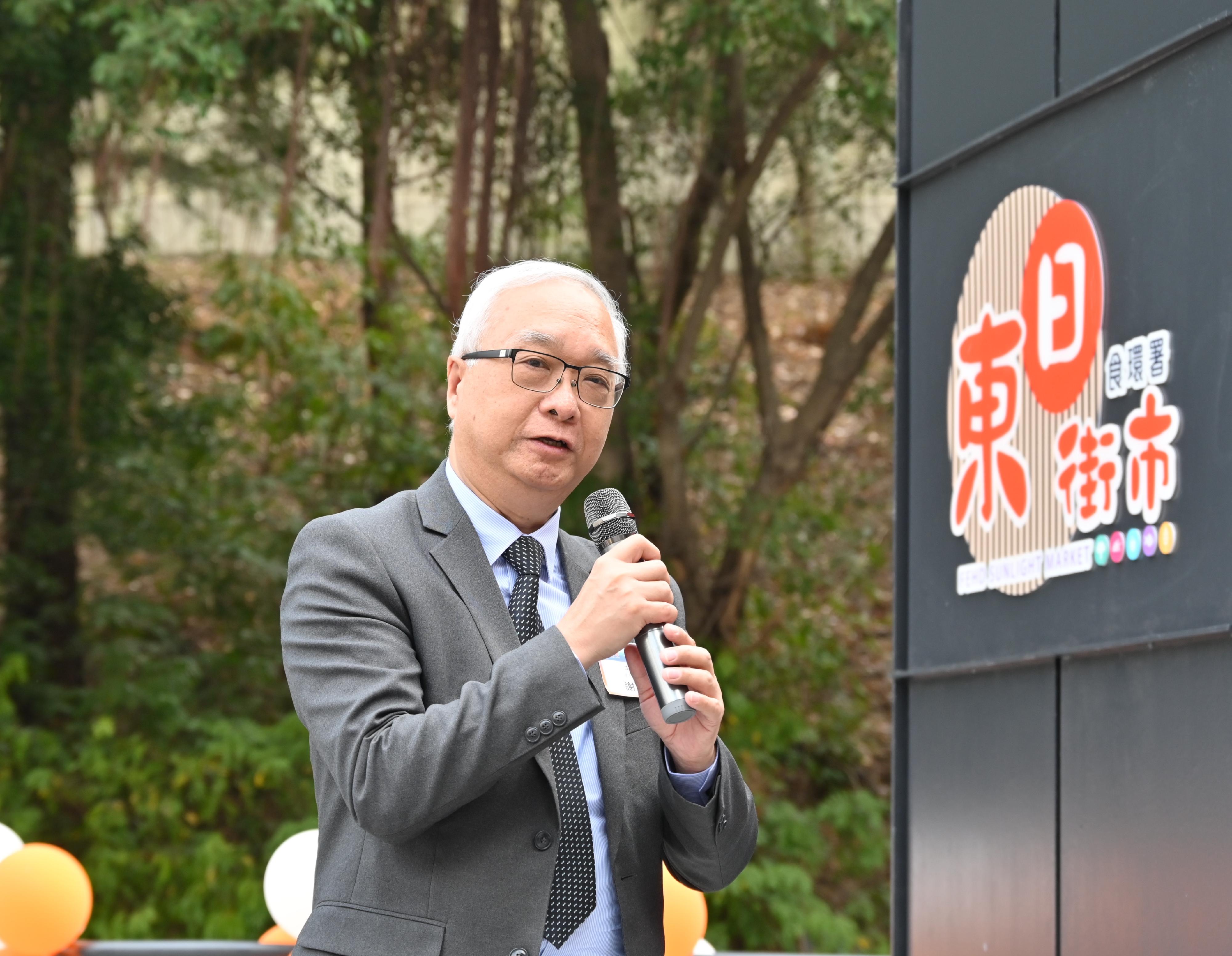The Secretary for Environment and Ecology, Mr Tse Chin-wan, speaks at the opening ceremony of the Food and Environmental Hygiene Department Sunlight Market (formerly known as Tung Chung Temporary Market) today (March 24).