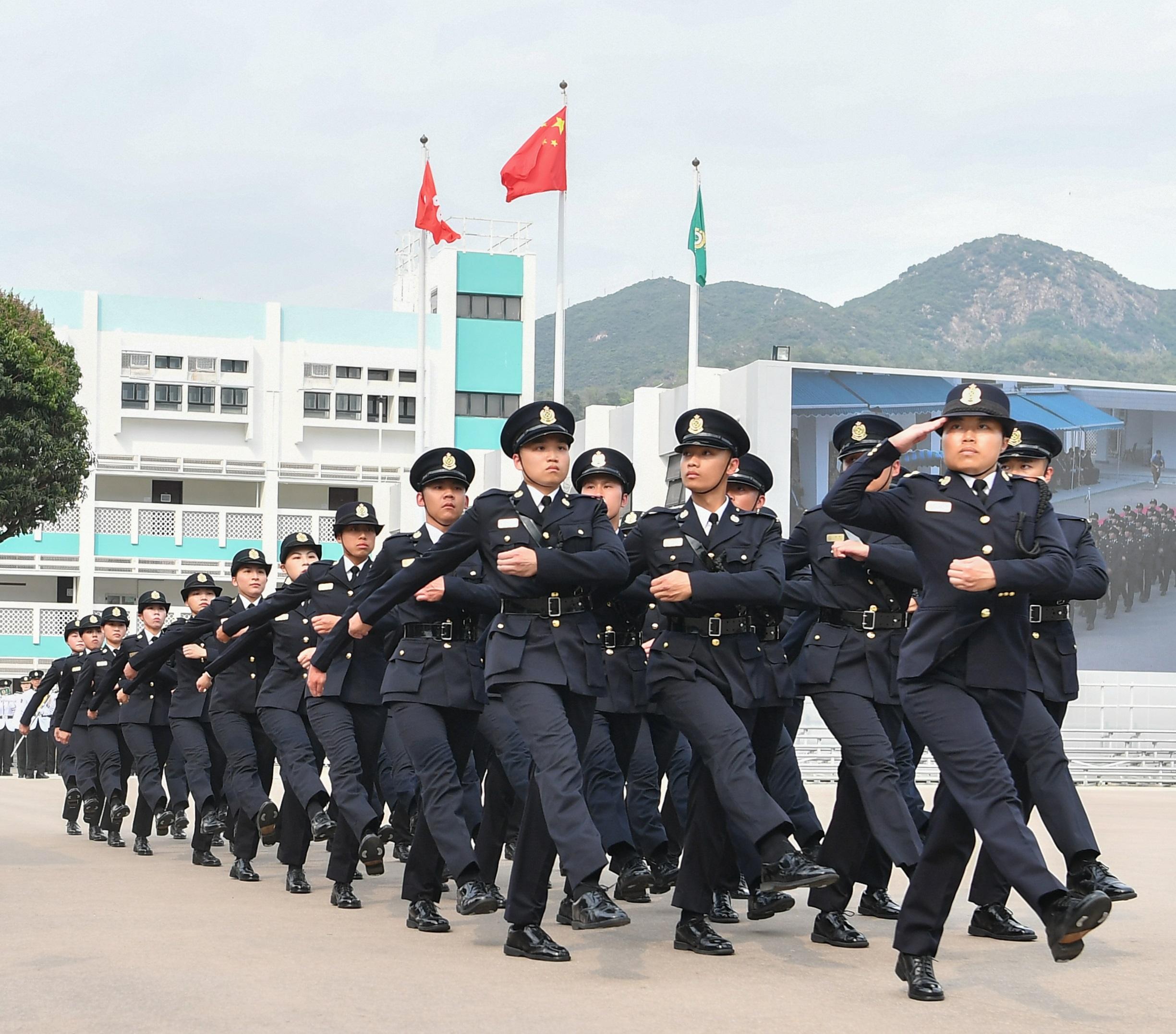 Hong Kong Customs Passing-out Parade was held today (March 24). Photo shows passing-out officers adopting the Chinese-style foot drill to perform the parade.