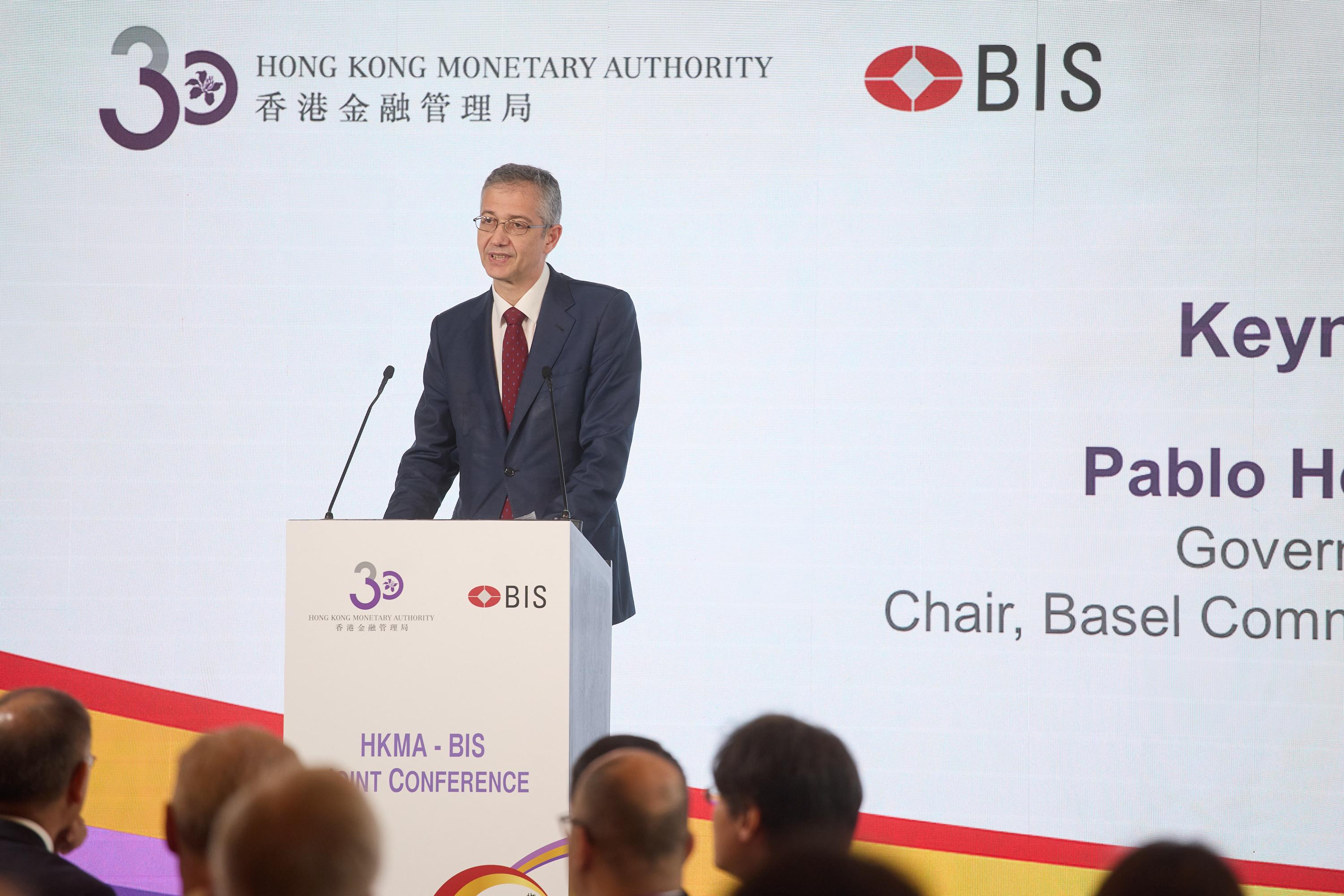 香港金融管理局今日（三月二十四日）與國際結算銀行在香港舉辦的金融監管界國際研討會圓滿結束。圖示西班牙央行行長暨巴塞爾銀行監管委員會主席Pablo Hernández de Cos發表主題演講。
