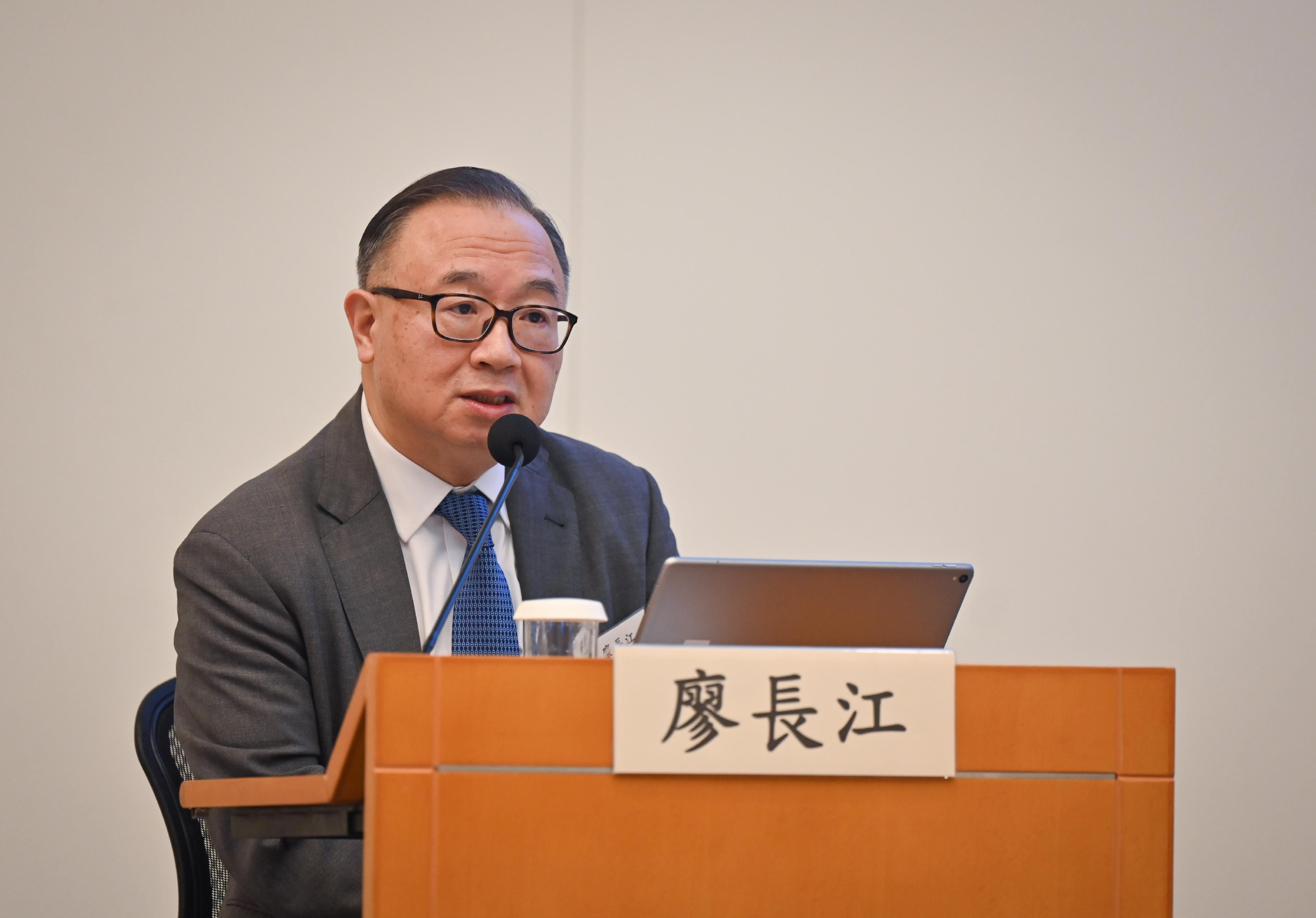 The Hong Kong Special Administrative Region Government today (March 24) held a sharing session on the spirit of "two sessions" at the Central Government Offices. Photo shows Hong Kong member of the Standing Committee of the 14th Chinese People's Political Consultative Conference Mr Martin Liao sharing his views.