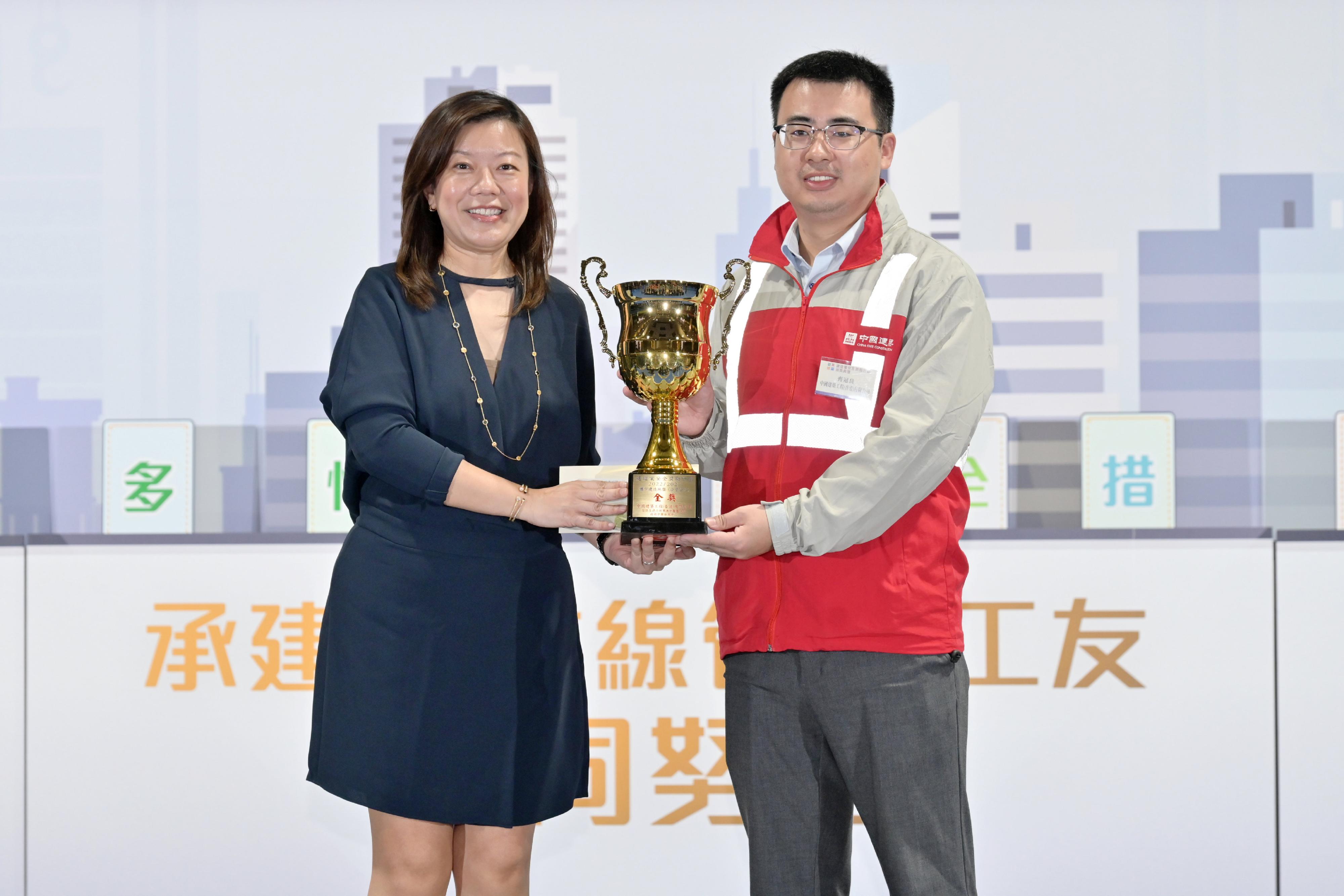 The Award Presentation Ceremony of the Construction Industry Safety Award Scheme was held at MacPherson Stadium in Mong Kok today (March 26). Photo shows the Commissioner for Labour, Ms May Chan (left), presenting an award.
