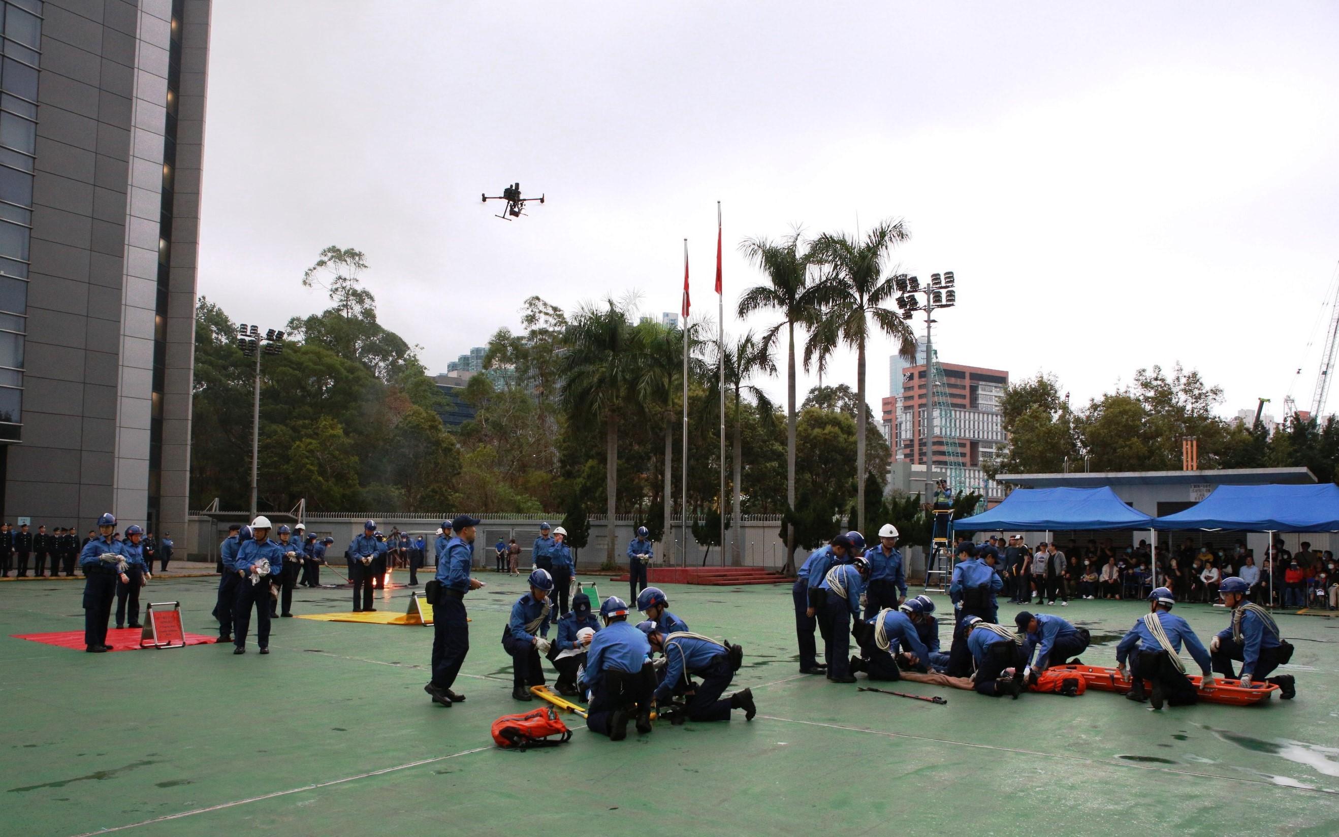 民众安全服务队（民安队）今日（三月二十六日）在民安队总部举行第八十五届新队员结业会操。图示队员在抢救示范中，派出无人机作飞行侦测。