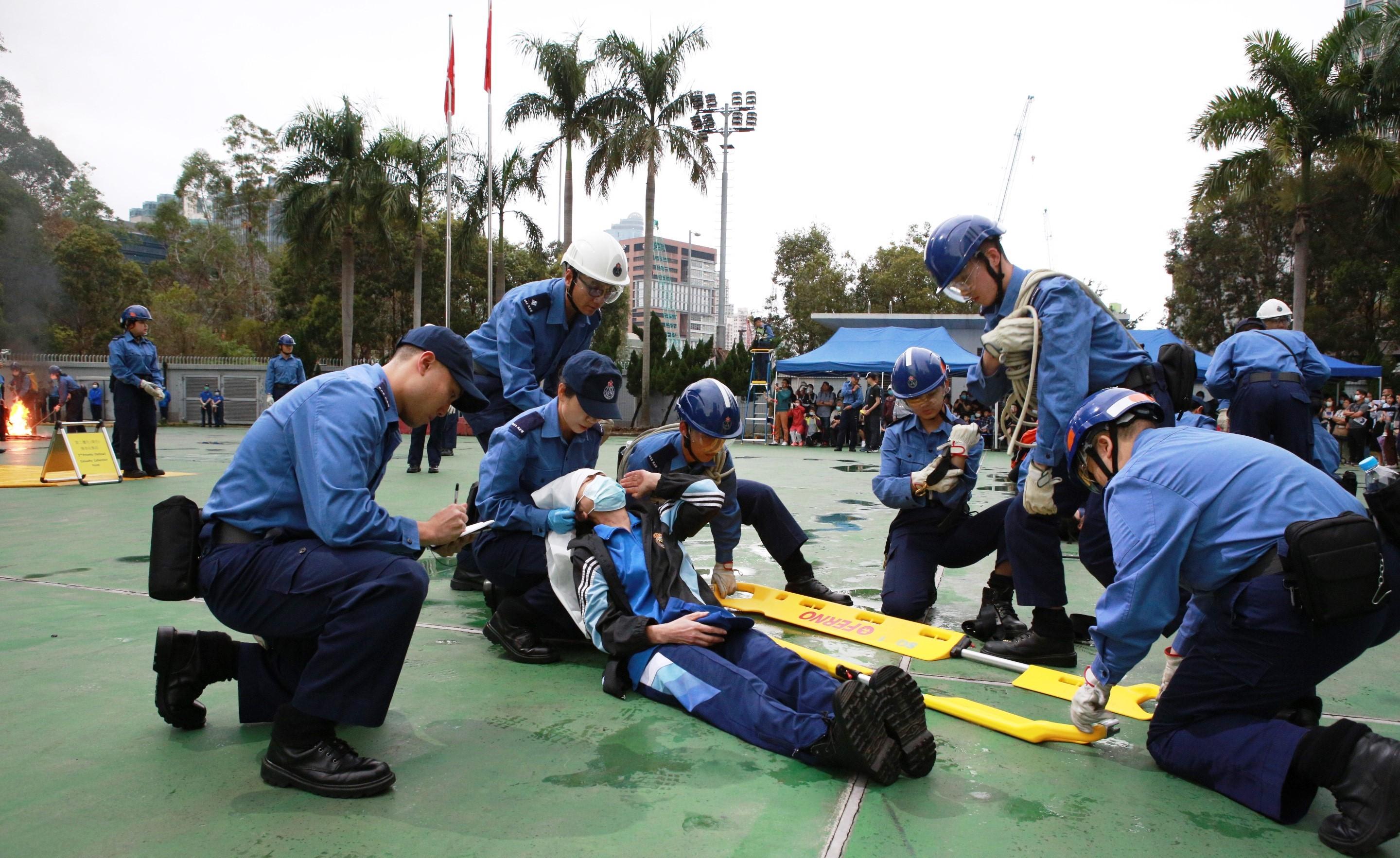 The Civil Aid Service held the 85th Recruits Passing-out Parade at its headquarters today (March 26). Photo shows the recruits performing the rescue demonstration.