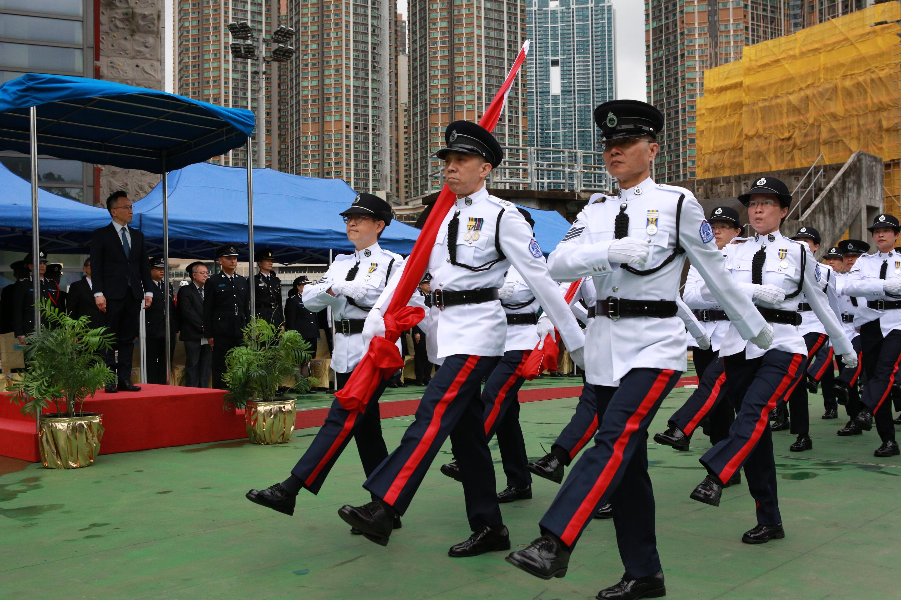 The Civil Aid Service held the 85th Recruits Passing-out Parade at its headquarters today (March 26). Photo shows the members taking part in the Chinese-style flag raising ceremony.