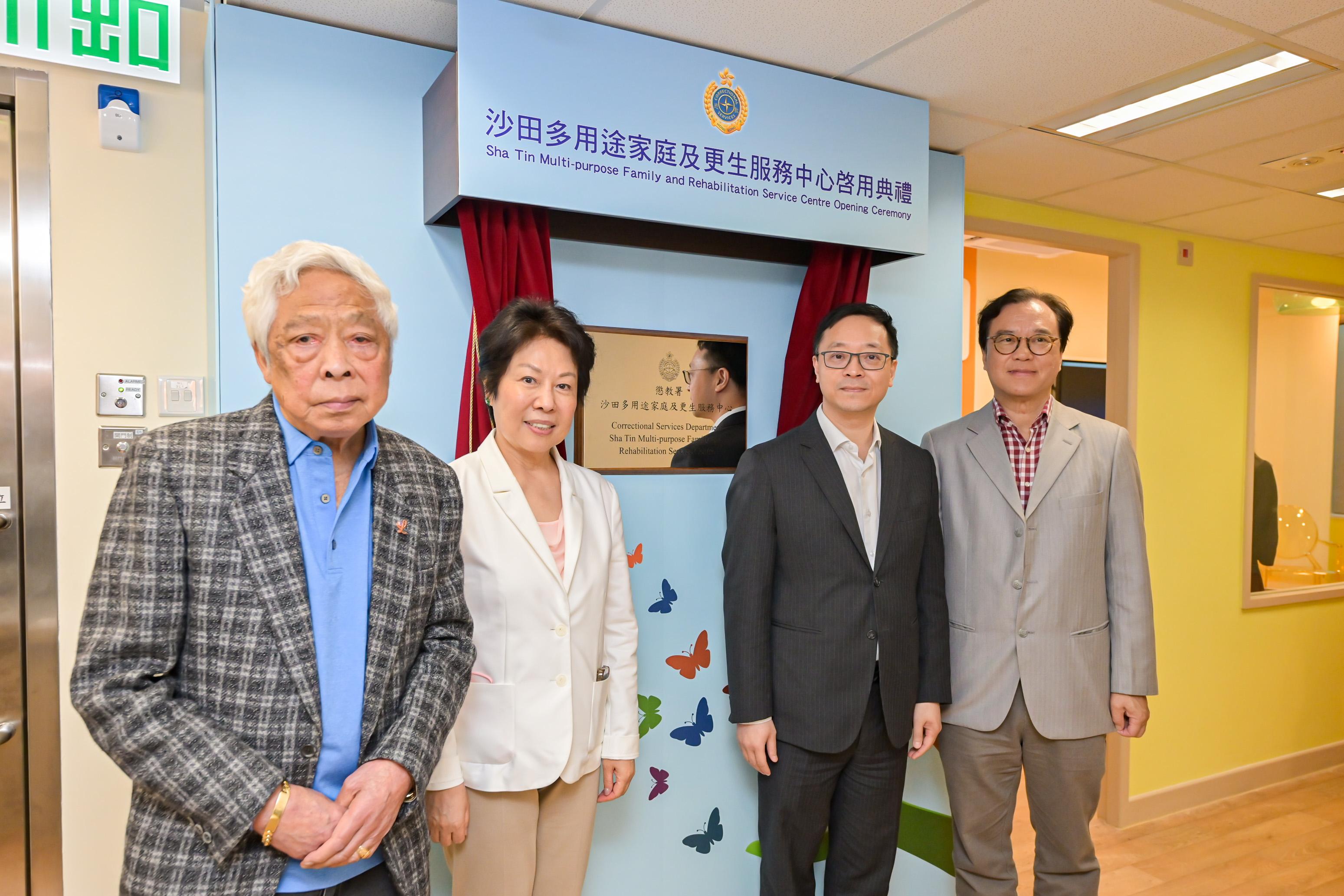 The Correctional Services Department officially launched its multi-purpose family and rehabilitation service centre in Sha Tin today (March 27). Photo shows the Chairman of the Committee on Community Support for Rehabilitated Offenders (CCSRO), Ms Tsui Li (second left); the Honorary Advisors of the CCSRO, Mr Lau Hon-wah (first left) and Mr Siu Chor-kee (first right); and the Commissioner of Correctional Services, Mr Wong Kwok-hing (second right), at the launching ceremony.
